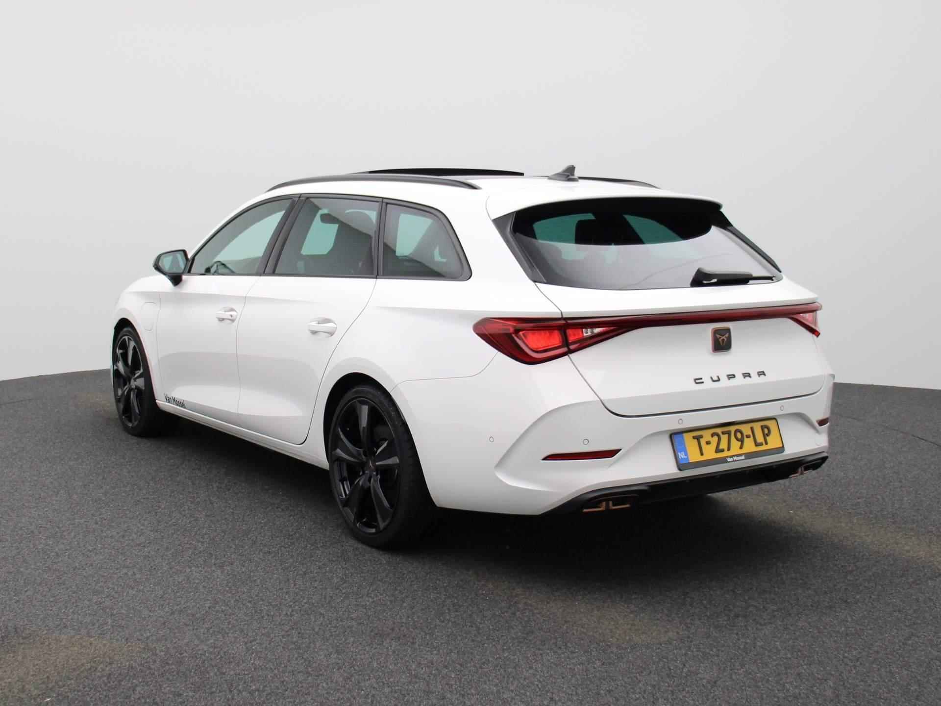 CUPRA Leon Sportstourer 1.4 e-Hybrid VZ Performance 245 PK | PANORAMADAK | ACHTERUITRIJCAMERA | VIRTUAL COCKPIT | SFEERVERLICHTING | APPLE CARPLAY - ANDROID AUTO | STOEL + STUURVERWARMING | ELEKTRISCH BEDIENBARE BESTUURDERSSTOEL MET MEMORY | ELEKTRISCH BEDIENBARE ACHTERKLEP | NAVIGATIE | KUIPSTOELEN | PARKEERSENSOREN VOOR + ACHTER | ADAPTIVE CRUISE CONTROL | KEYLESS | DODEHOEK DETECTIE | LANE ASSIST | CLIMATE CONTROL | LED VERLICHTING | LICHTMETALEN VELGEN | - 2/51