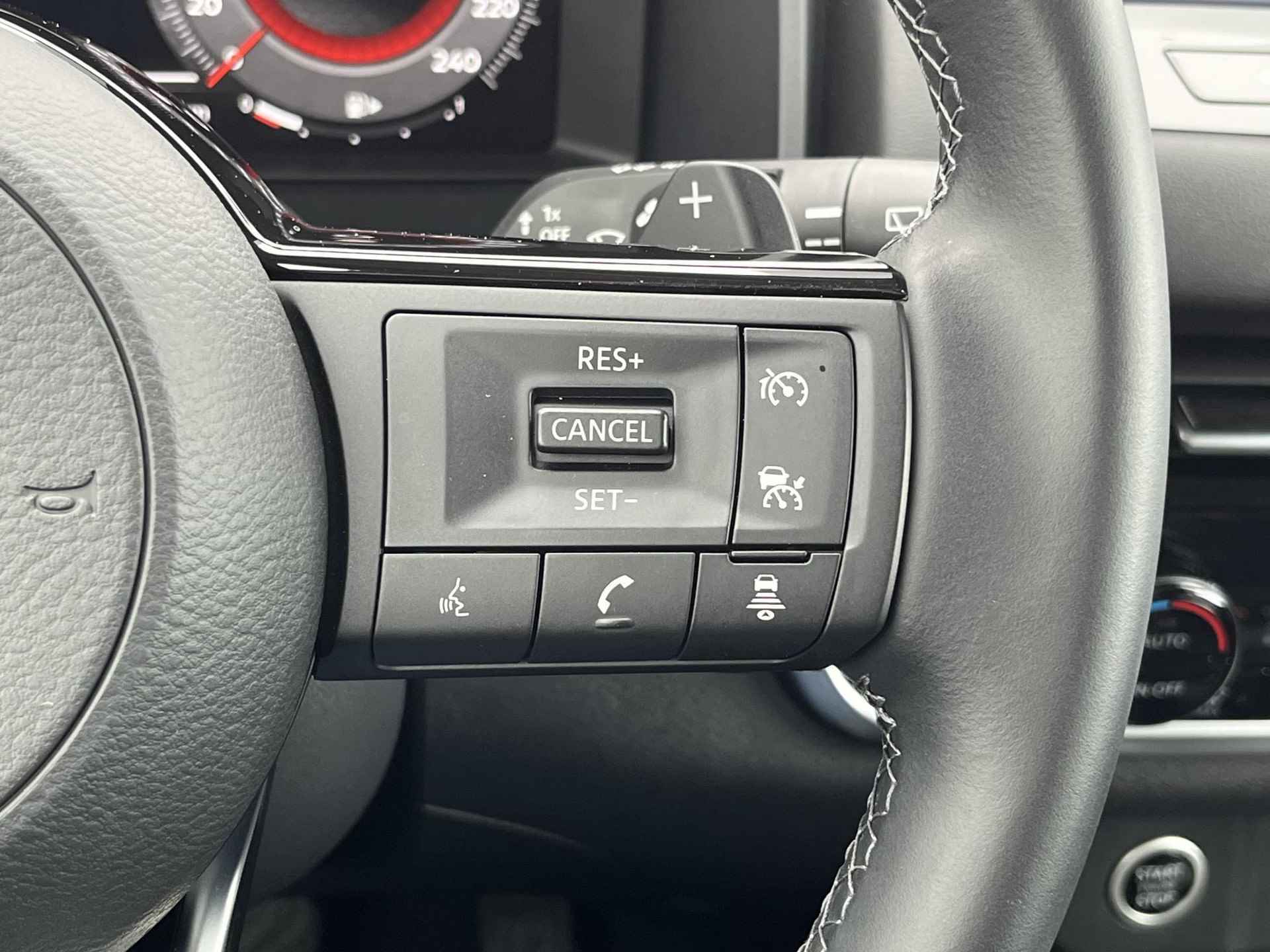 Nissan Qashqai 1.3 MHEV 158PK Xtronic Automaat N-Connecta / Panoramadak / Adaptieve cruise control / Keyless / Rondomzichtcamera - 12/47