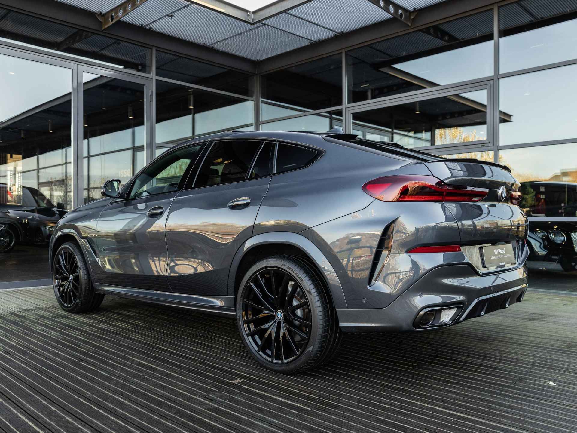 BMW X6 xDrive40i High Executive | M-SPORT PAKKET | BOWERS & WILKINS | SOFTCLOSE | PANORAMA/SCHUIF-KANTELDAK | STOELVENTILATIE | BMW LASER LIGHT | 22 INCH | 360 CAMERA | ADAPTIVE CRUISE CONTROL | NL AUTO | LUCHTVERING | INTEGRAL ACTIVE STEERING | - 7/50