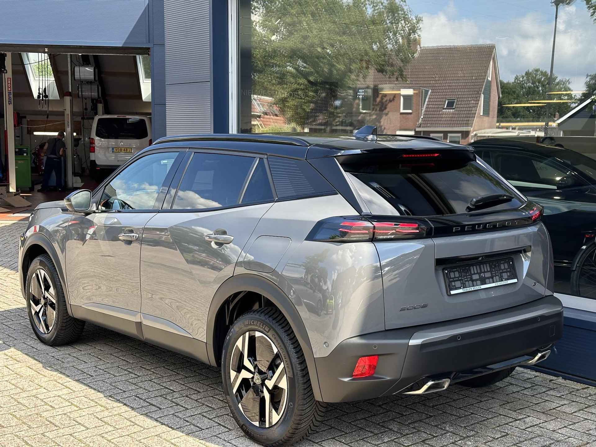 Peugeot 2008 1.2 Turbo 130 PK GT Automaat | Alcantara Bekleding | Stoelverwarming & Massage | Navigatie | 360 Graden Camera | Keyless Entry | Full LED Verlichting | Zwart Dak | - 4/58