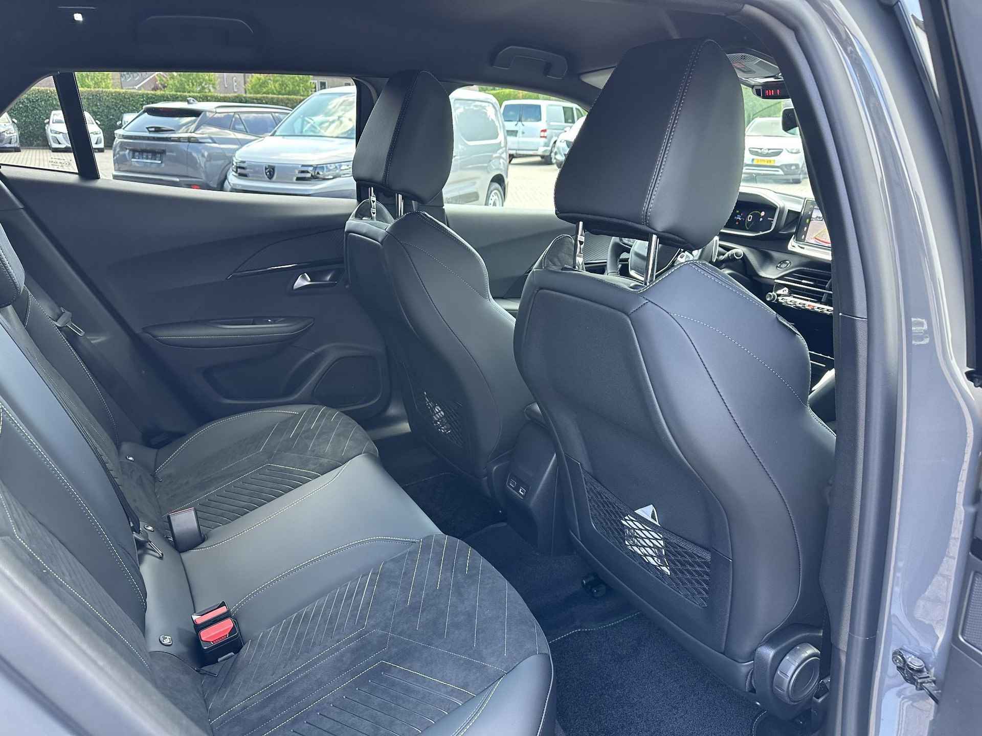 Peugeot 2008 1.2 Turbo 130 PK GT Automaat | Alcantara Bekleding | Stoelverwarming & Massage | Navigatie | 360 Graden Camera | Keyless Entry | Full LED Verlichting | Zwart Dak | - 33/58