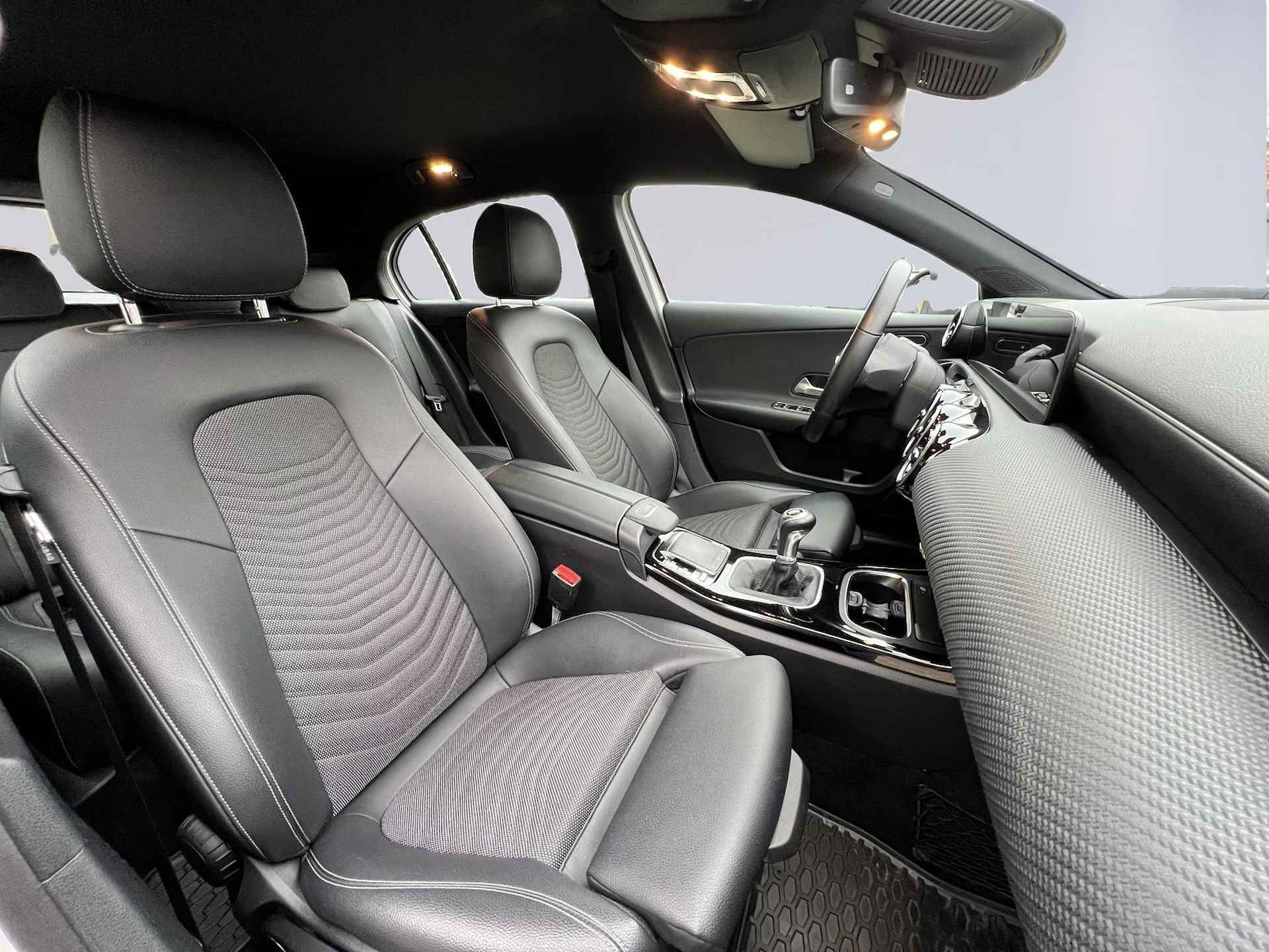 Mercedes-Benz A-klasse Business Solution Wide Screen, Apple Carplay, Night Pakket, Leder, LED, Stoelverwarming, Airco, Cruise Control, Isofix (MET GARANTIE*) - 14/37