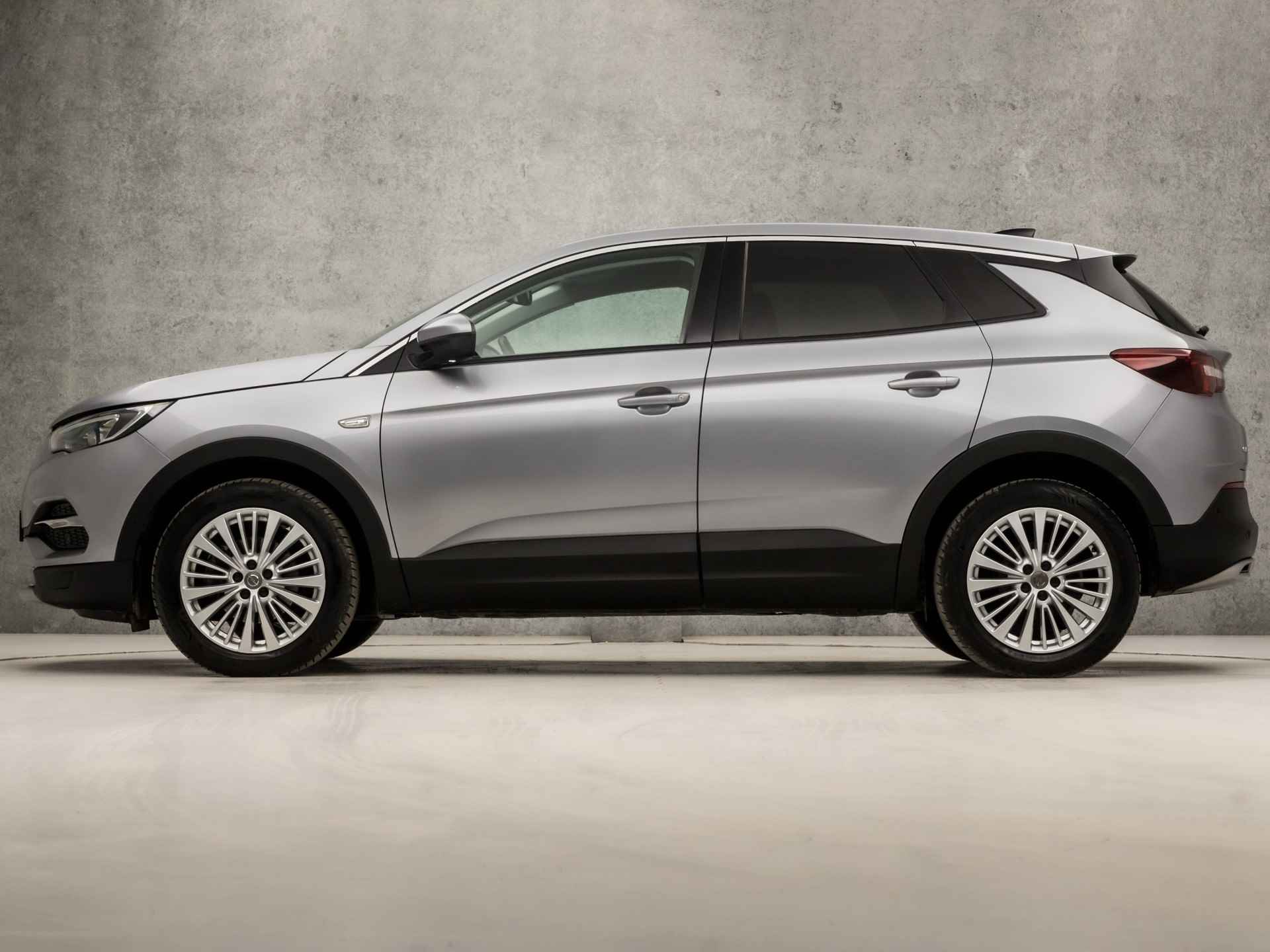 Opel Grandland X 1.2 Turbo Business Executive Automaat (APPLE CARPLAY, GROOT NAVI, CLIMATE, LEDER, GETINT GLAS, SPORTSTOELEN, CRUISE, PARKEERSENSOREN, LANE ASSIST, NIEUWE APK, NIEUWSTAAT) - 2/33