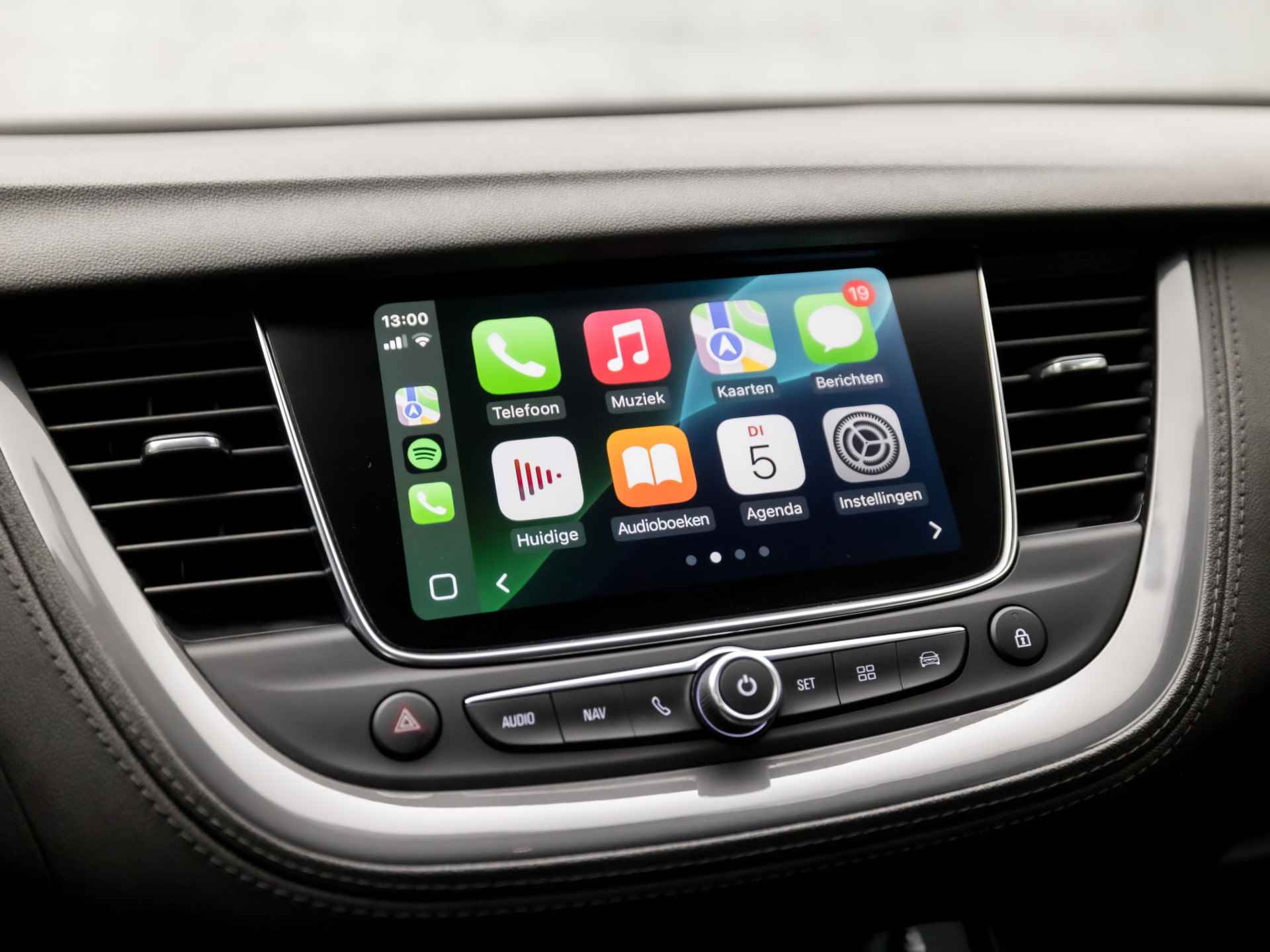 Opel Grandland X 1.2 Turbo Business Executive Automaat (APPLE CARPLAY, GROOT NAVI, CLIMATE, LEDER, GETINT GLAS, SPORTSTOELEN, CRUISE, PARKEERSENSOREN, LANE ASSIST, NIEUWE APK, NIEUWSTAAT) - 16/33