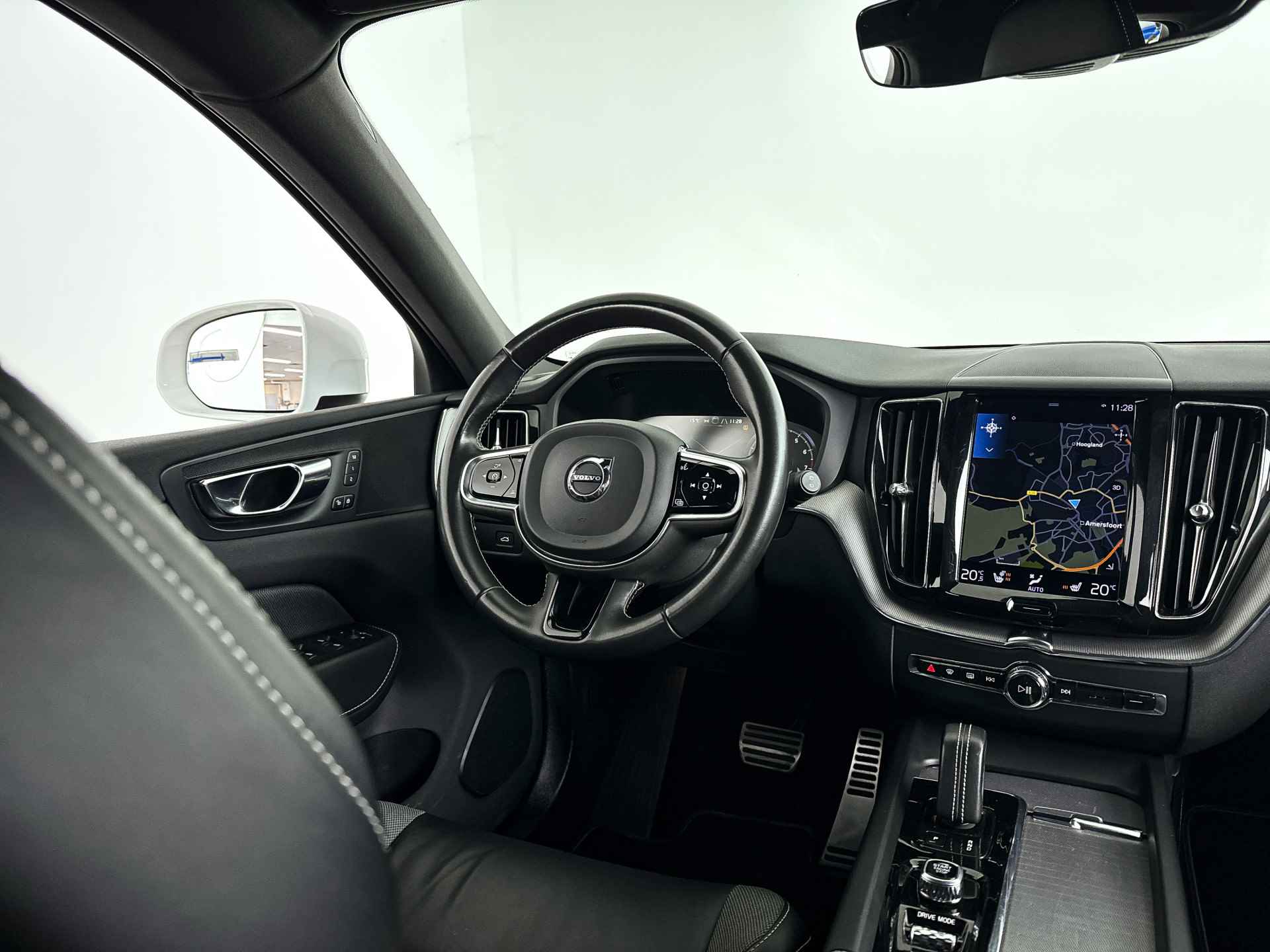 Volvo XC60 B4 Aut. R-Design | Stoel- en stuurverwarming | Parkeercamera - 4/39