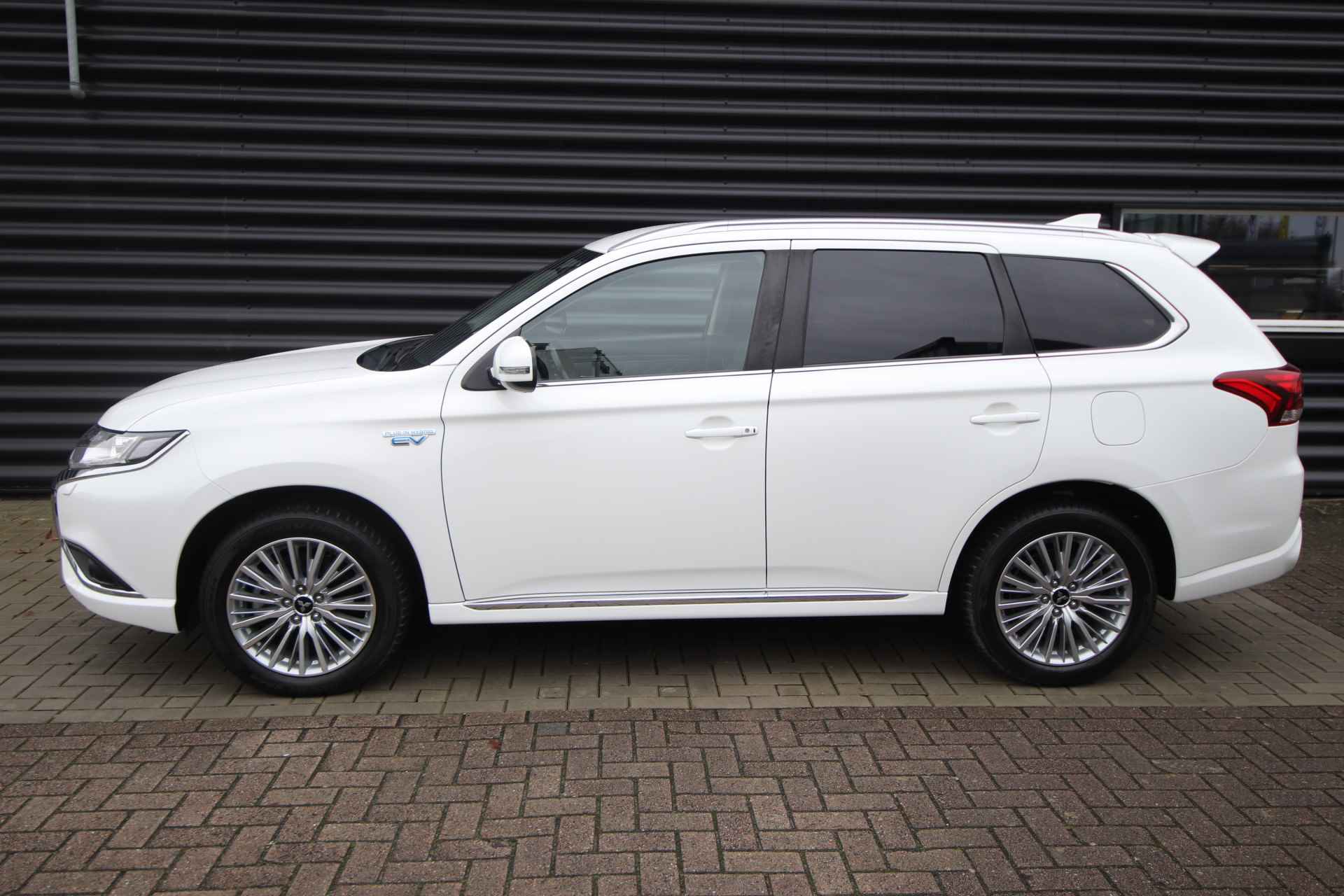 Mitsubishi Outlander 2.4 PHEV Intense LED, - 18/69