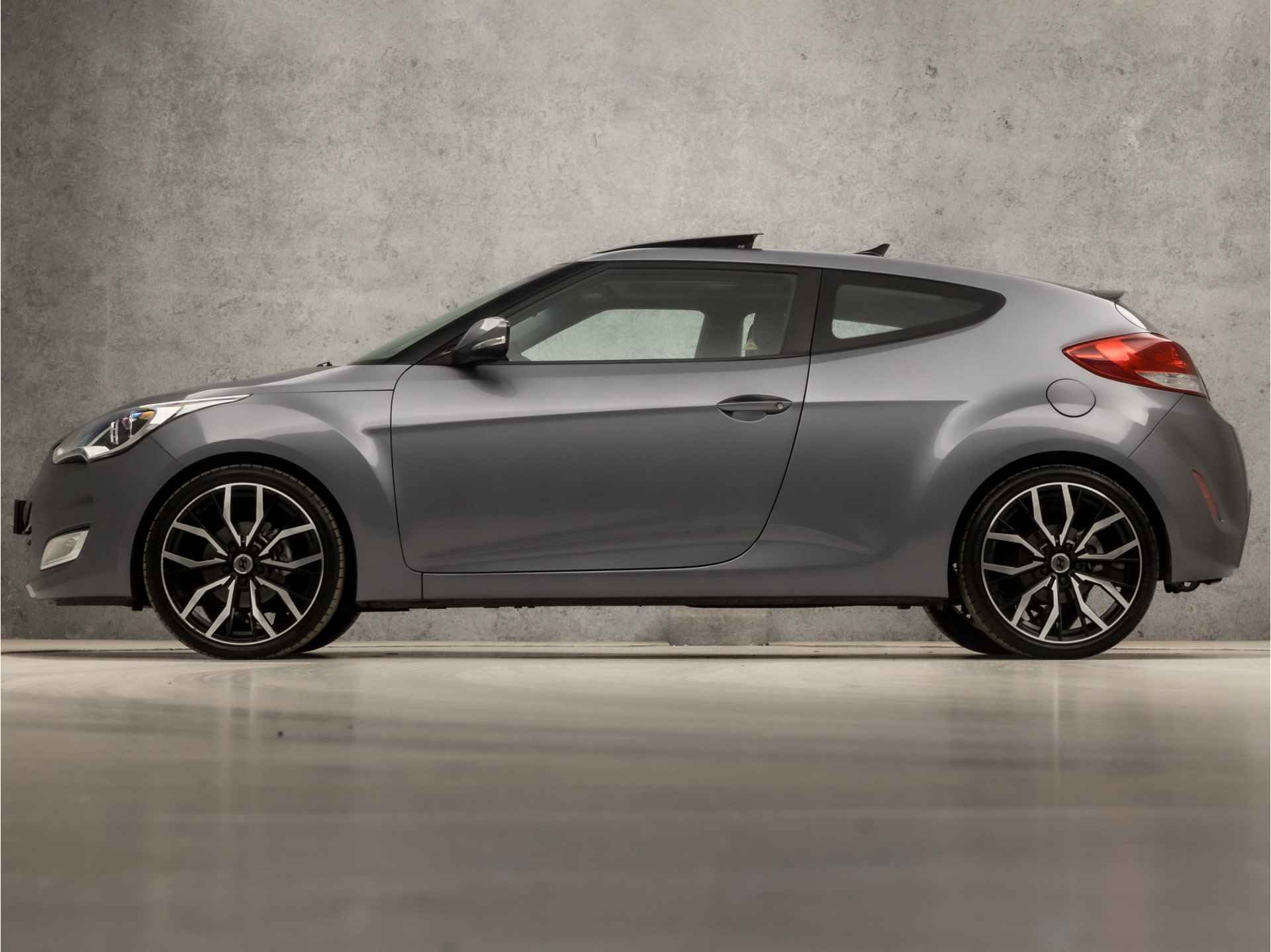 Hyundai Veloster 1.6 GDI i-Vision (PANORAMADAK, APPLE CARPLAY, ORG NL, NAP, LEDER, CAMERA, CLIMATE, SPORTSTOELEN, XENON, CRUISE, NIEUWE APK, NIEUWSTAAT) - 2/37