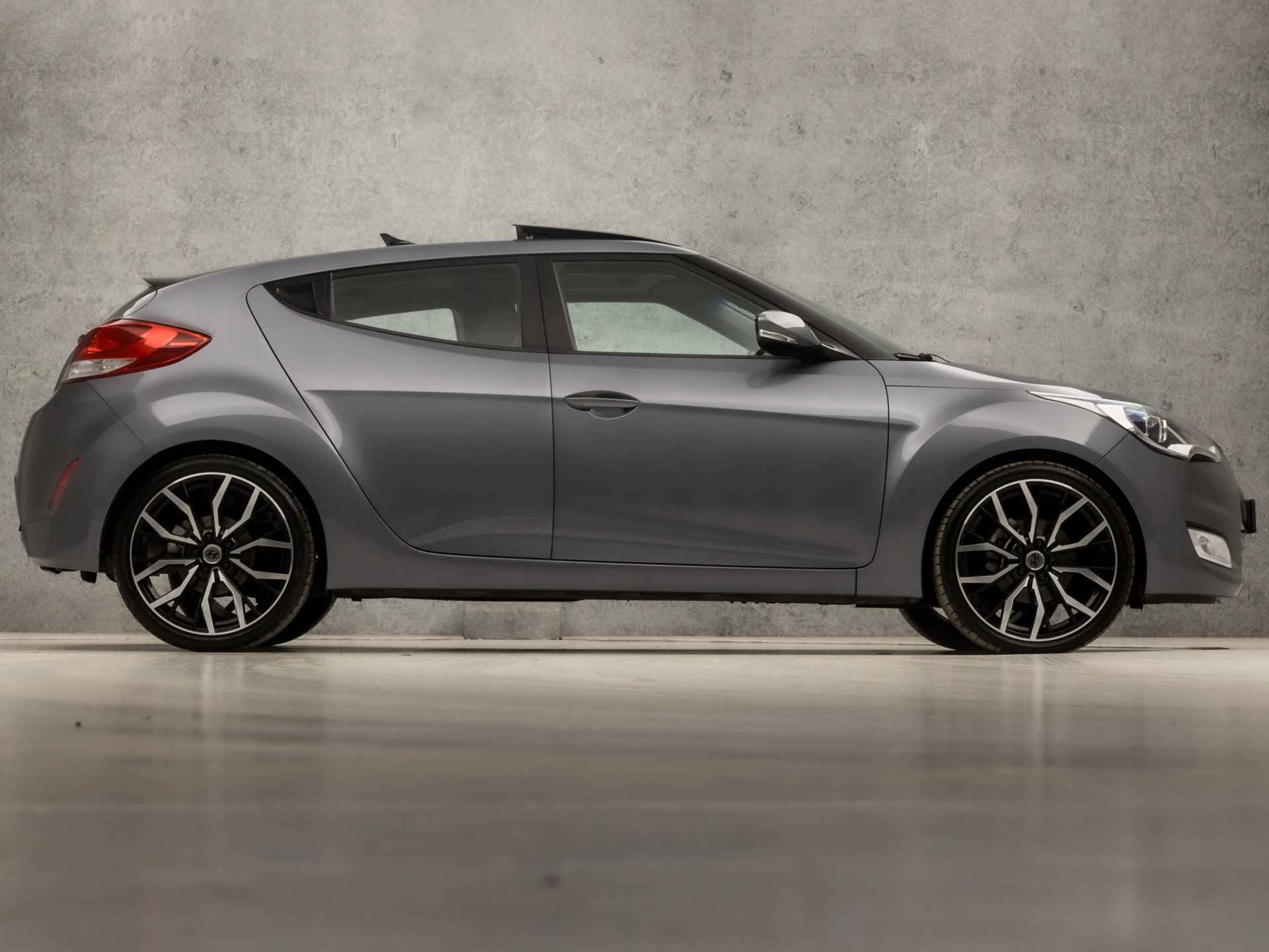 Hyundai Veloster 1.6 GDI i-Vision (PANORAMADAK, APPLE CARPLAY, ORG NL, NAP, LEDER, CAMERA, CLIMATE, SPORTSTOELEN, XENON, CRUISE, NIEUWE APK, NIEUWSTAAT) - 4/37