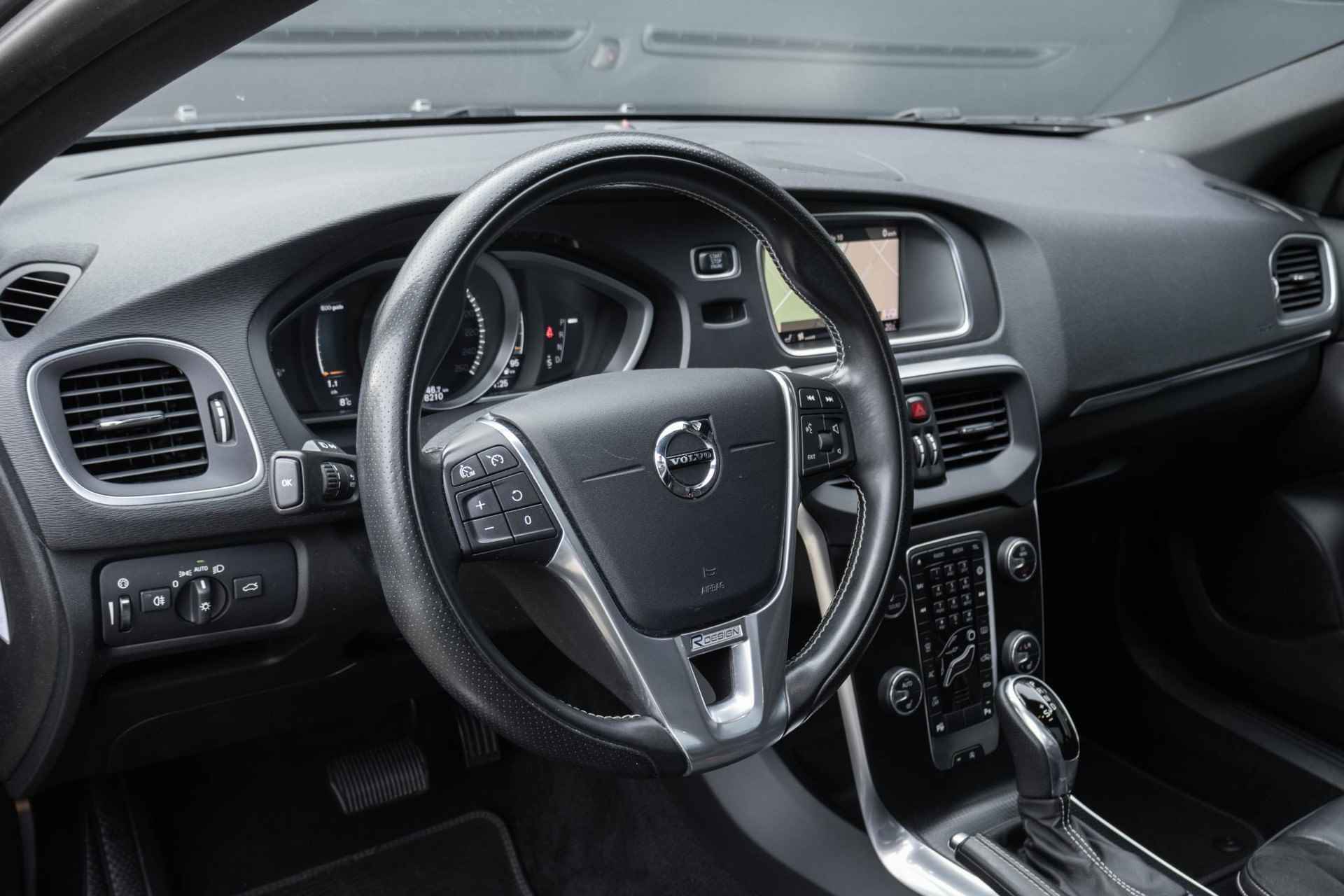 Volvo V40 T3 Automaat Polar+ Sport | Panoramadak| Premium Audio| Alarmklasse 3| Park Assist Voor en Achter|Parkeer Camera| Verwarmbare Voorstoelen. - 2/35