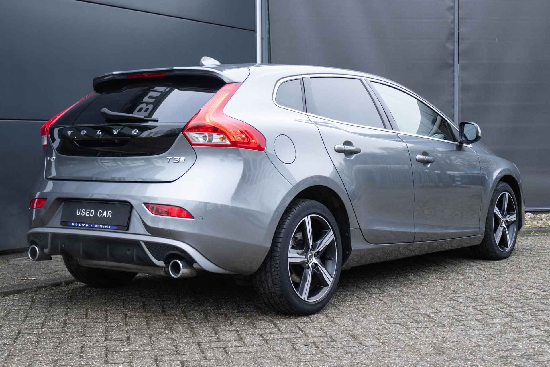 Volvo V40 T3 Automaat Polar+ Sport | Panoramadak| Premium Audio| Alarmklasse 3| Park Assist Voor en Achter|Parkeer Camera| Verwarmbare Voorstoelen. - 3/35