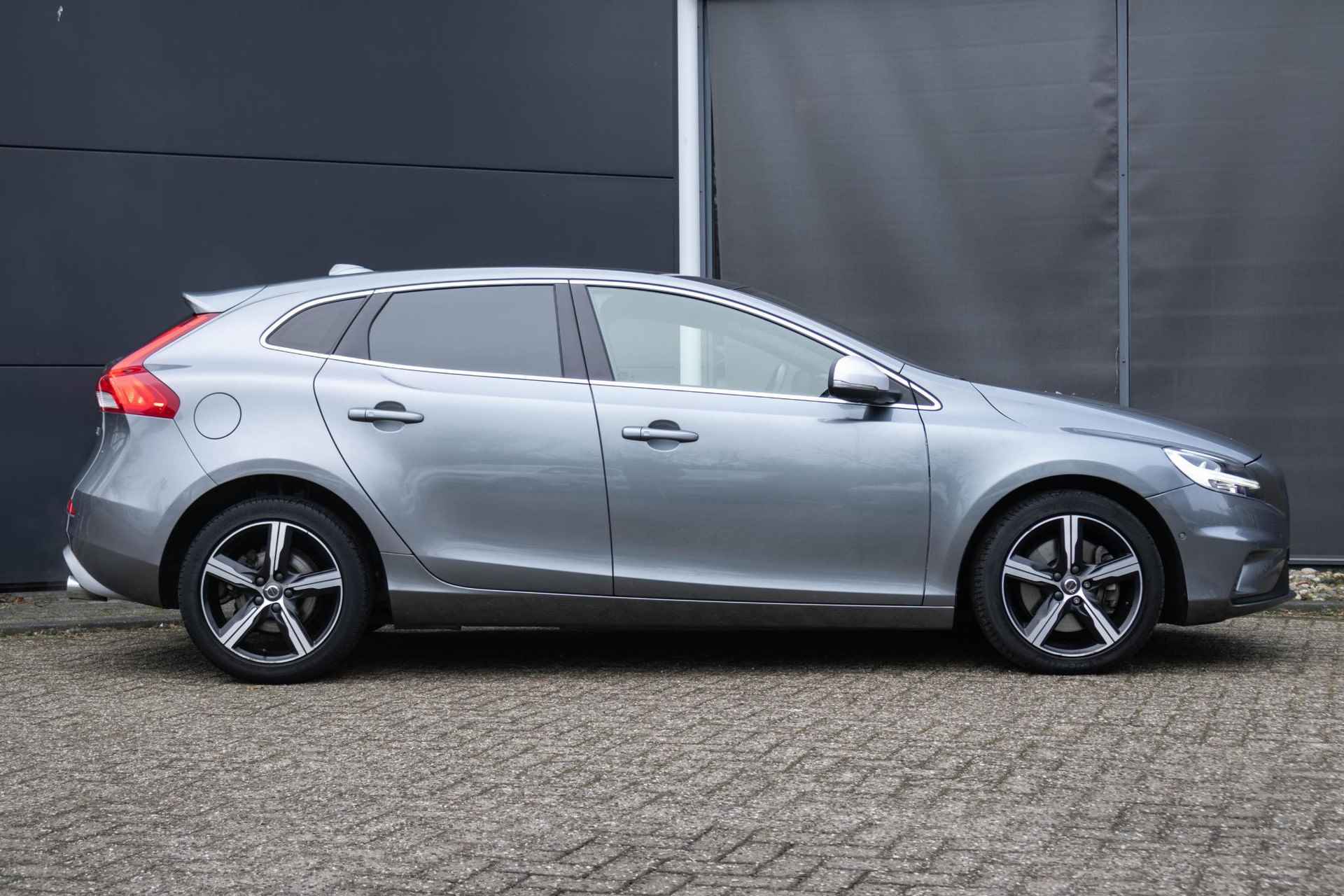 Volvo V40 T3 Automaat Polar+ Sport | Panoramadak| Premium Audio| Alarmklasse 3| Park Assist Voor en Achter|Parkeer Camera| Verwarmbare Voorstoelen. - 4/35