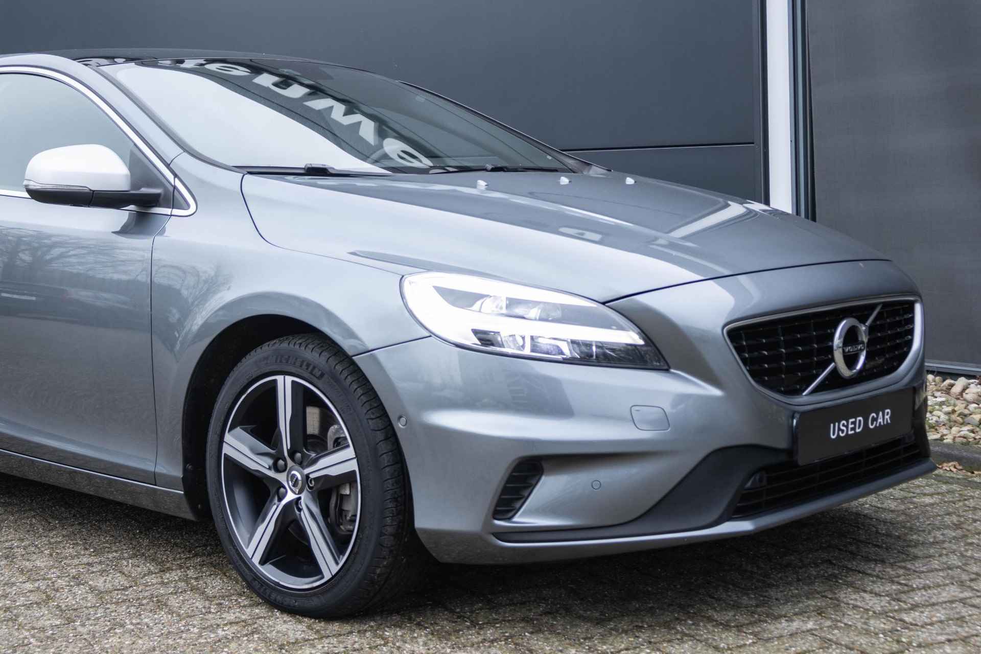 Volvo V40 T3 Automaat Polar+ Sport | Panoramadak| Premium Audio| Alarmklasse 3| Park Assist Voor en Achter|Parkeer Camera| Verwarmbare Voorstoelen. - 5/35