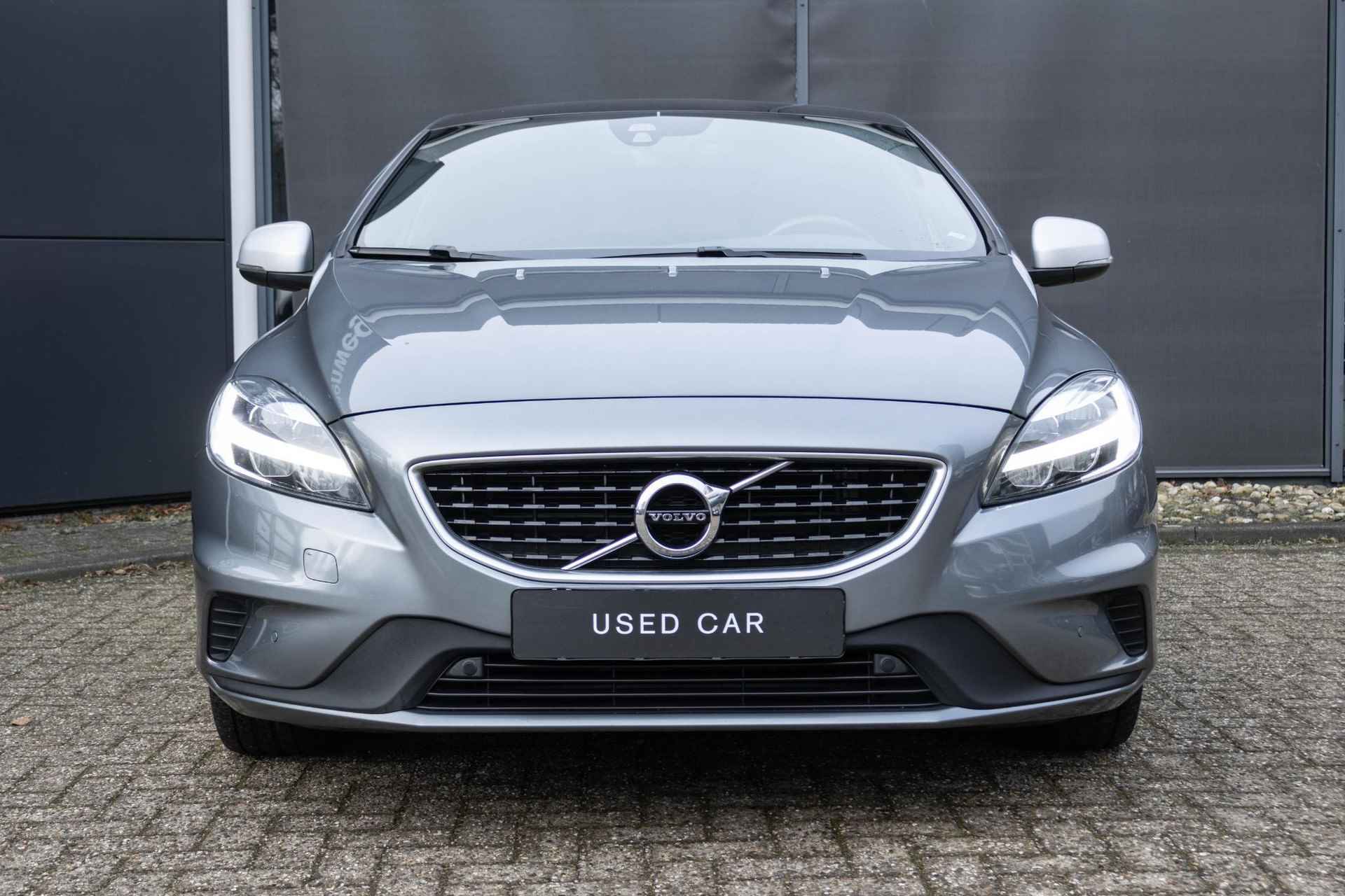 Volvo V40 T3 Automaat Polar+ Sport | Panoramadak| Premium Audio| Alarmklasse 3| Park Assist Voor en Achter|Parkeer Camera| Verwarmbare Voorstoelen. - 6/35