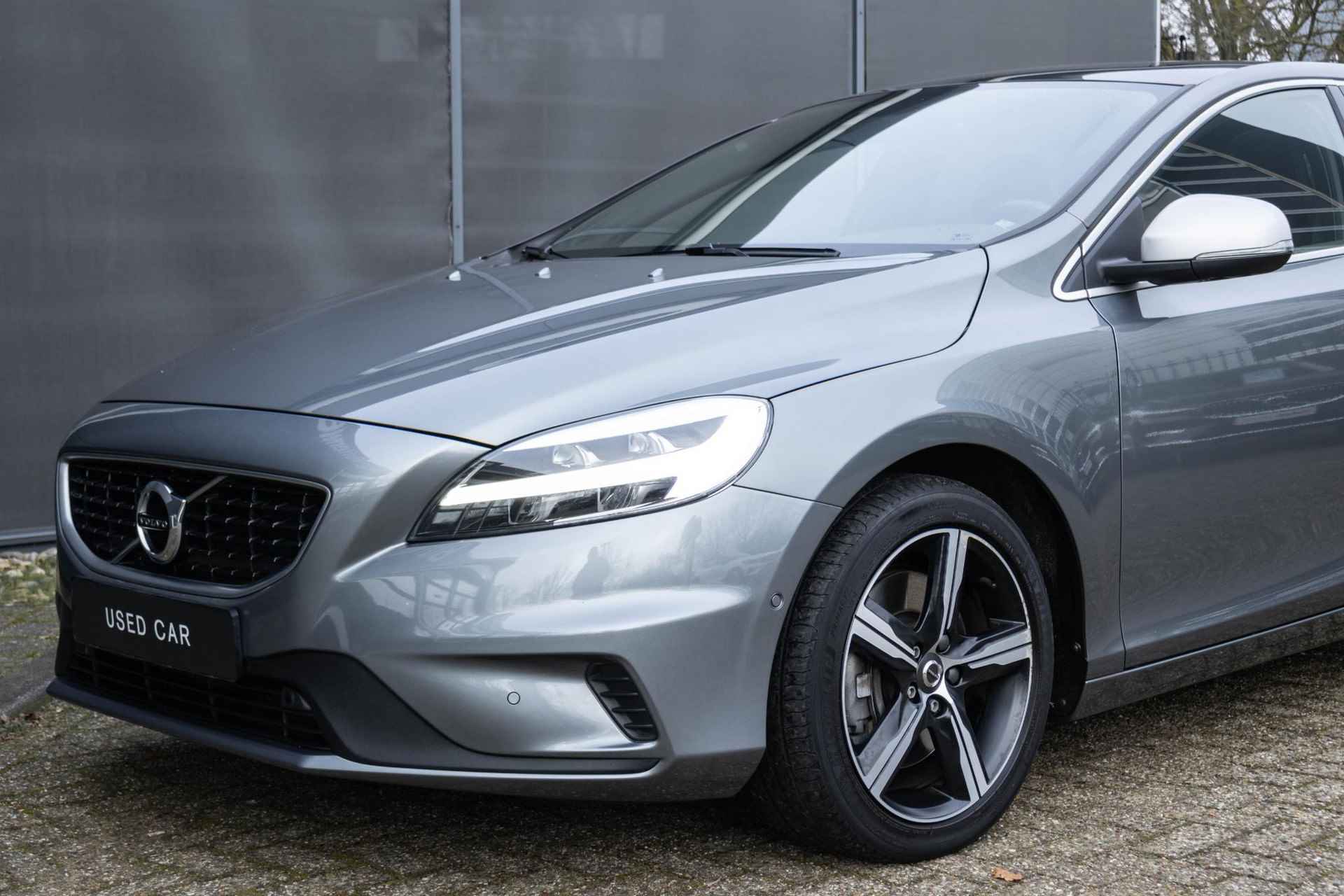 Volvo V40 T3 Automaat Polar+ Sport | Panoramadak| Premium Audio| Alarmklasse 3| Park Assist Voor en Achter|Parkeer Camera| Verwarmbare Voorstoelen. - 7/35