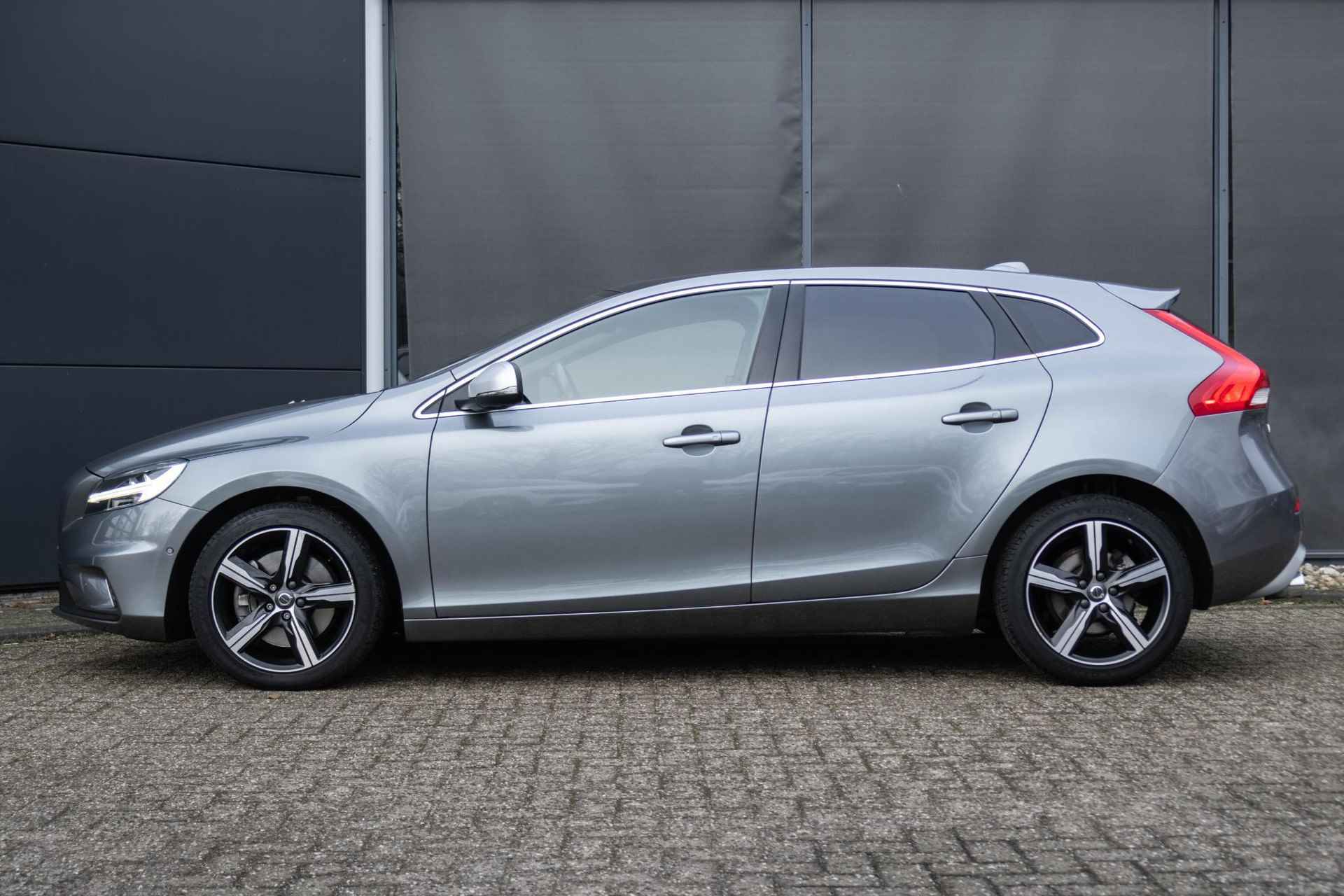 Volvo V40 T3 Automaat Polar+ Sport | Panoramadak| Premium Audio| Alarmklasse 3| Park Assist Voor en Achter|Parkeer Camera| Verwarmbare Voorstoelen. - 8/35