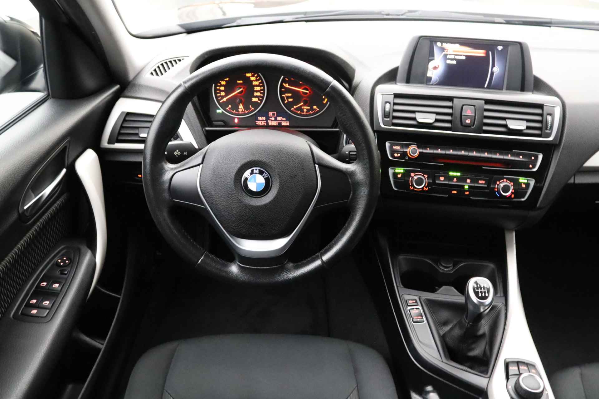 BMW 1-serie 116i | Airco | Cruise control | Parkeersensoren | Verwarmde voorstoelen - 13/30