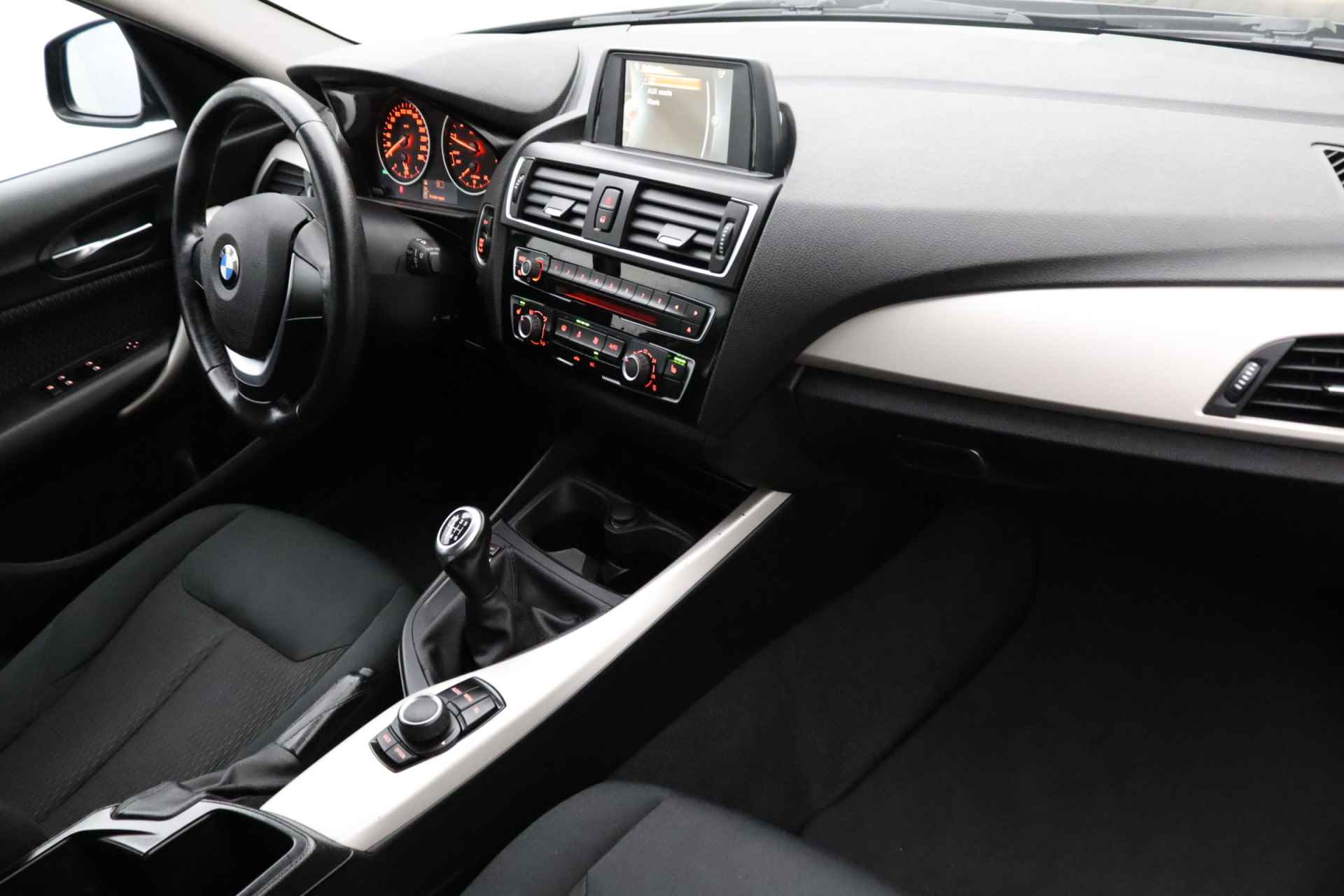 BMW 1-serie 116i | Airco | Cruise control | Parkeersensoren | Verwarmde voorstoelen - 19/30