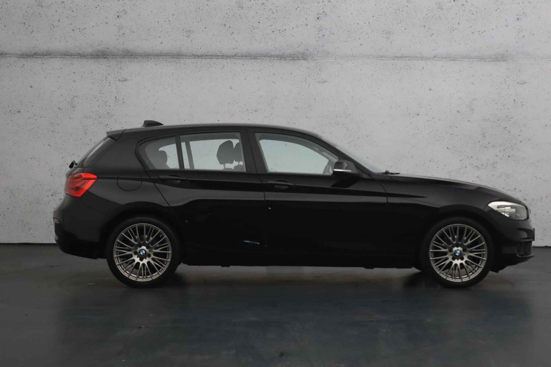 BMW 1-serie 116i | Airco | Cruise control | Parkeersensoren | Verwarmde voorstoelen - 25/30