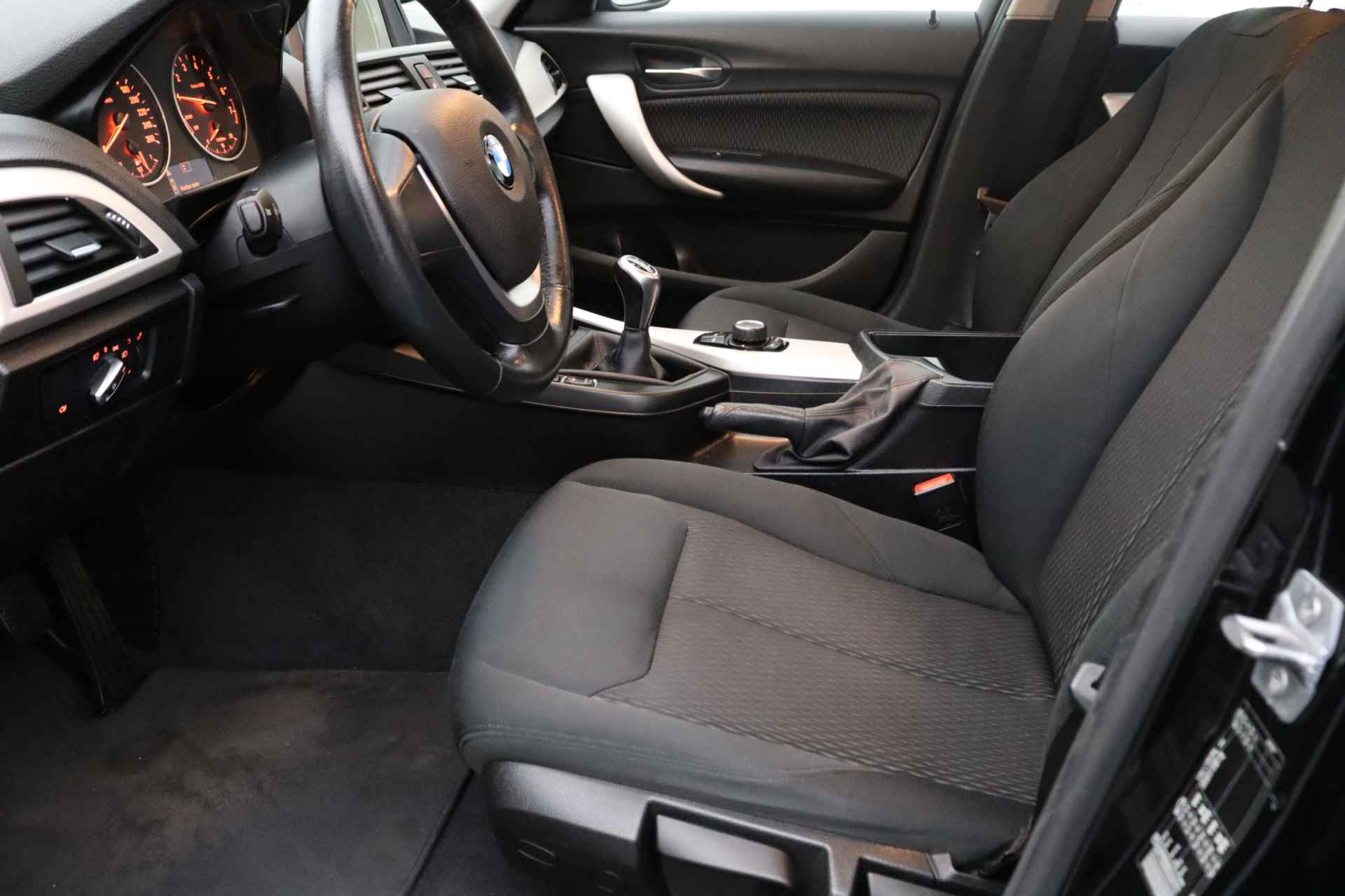 BMW 1-serie 116i | Airco | Cruise control | Parkeersensoren | Verwarmde voorstoelen - 27/30