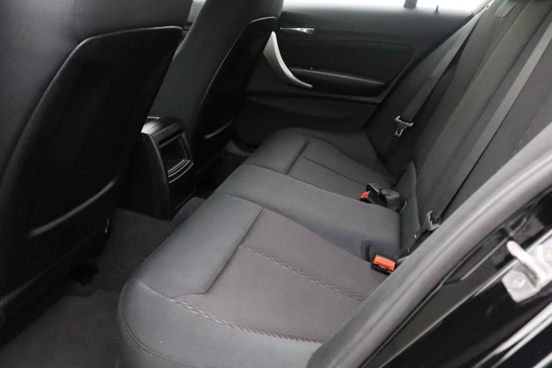 BMW 1-serie 116i | Airco | Cruise control | Parkeersensoren | Verwarmde voorstoelen - 28/30