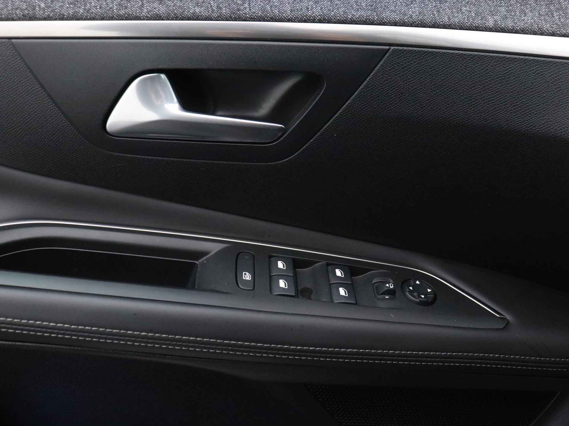 Peugeot 3008 SUV Allure 1.6 165pk Automaat | Navigatie | Schuif-/kanteldak | Achteruitrijcamera | Handsfree Achterklep | Lederen bekleding | Keyless | Climate Control | Cruise Control | Parkeersensoren v+a | Apple Carplay | Dealeronderhouden | Donker getint glas | 18" lichtmetalen velgen | - 17/37