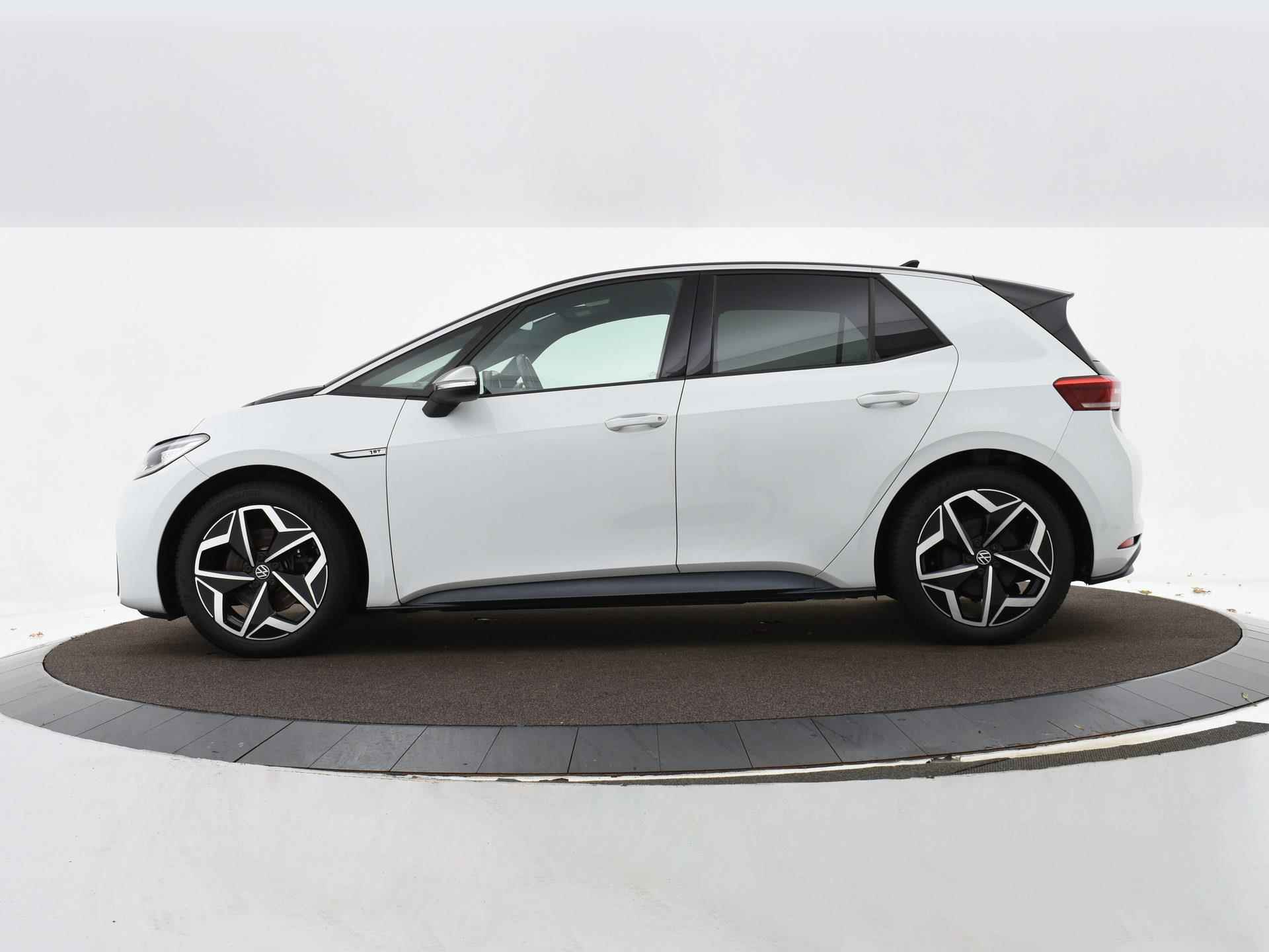 Volkswagen ID.3 First Plus 204pk 58 kWh | Camera | IQ Light | 19"Velgen | ACC | Keyless | Apple Car Play | Stoelverwarming | Navigatie | 12 Maanden BOVAG-Garantie - 10/36