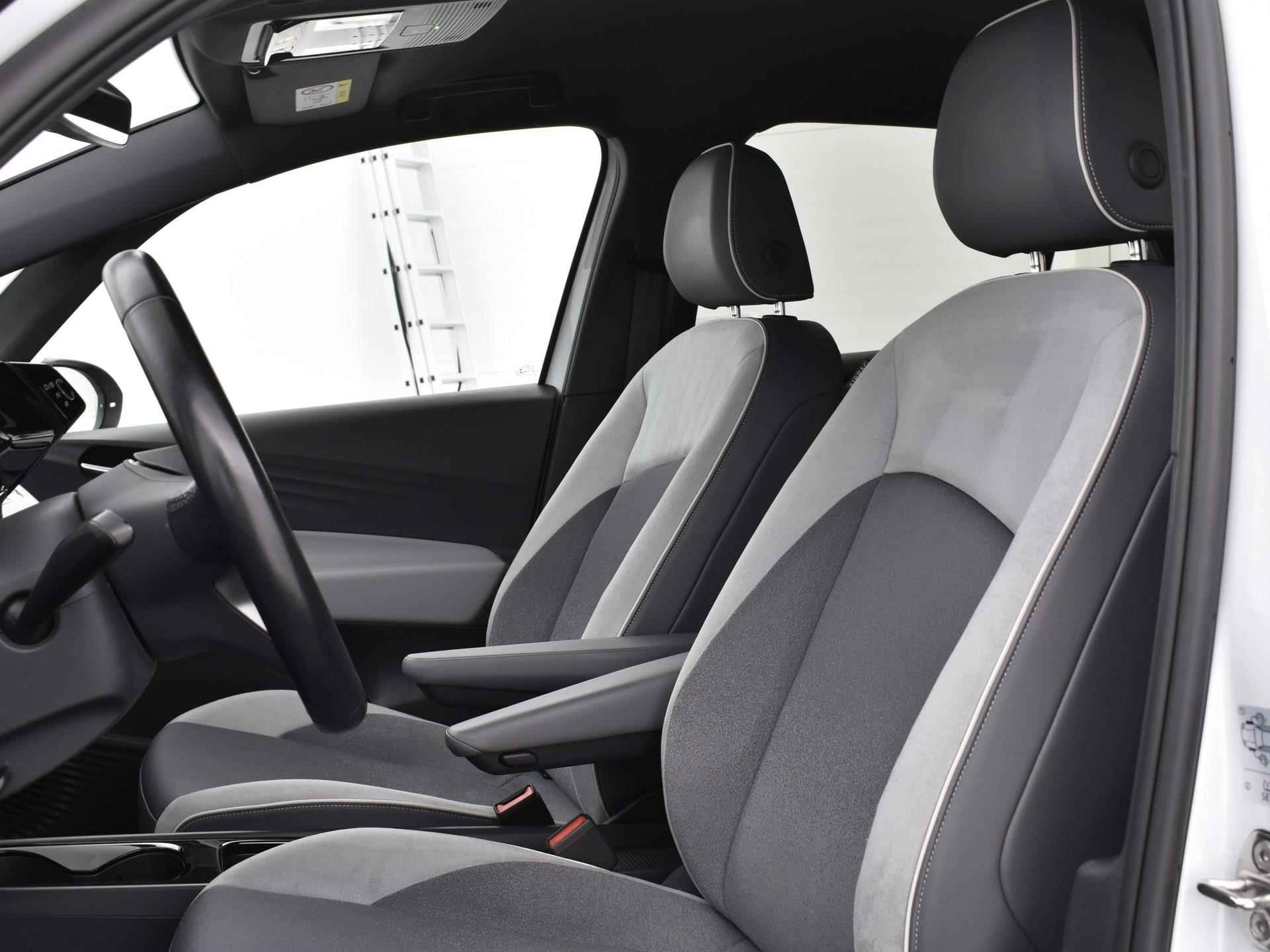 Volkswagen ID.3 First Plus 204pk 58 kWh | Camera | IQ Light | 19"Velgen | ACC | Keyless | Apple Car Play | Stoelverwarming | Navigatie | 12 Maanden BOVAG-Garantie - 11/36