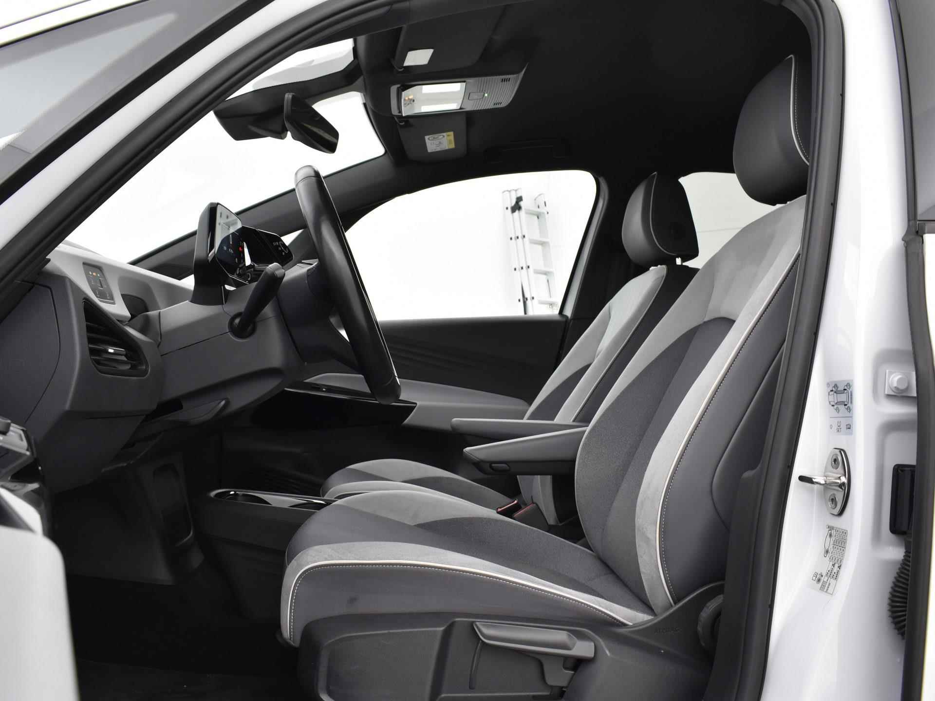 Volkswagen ID.3 First Plus 204pk 58 kWh | Camera | IQ Light | 19"Velgen | ACC | Keyless | Apple Car Play | Stoelverwarming | Navigatie | 12 Maanden BOVAG-Garantie - 13/36