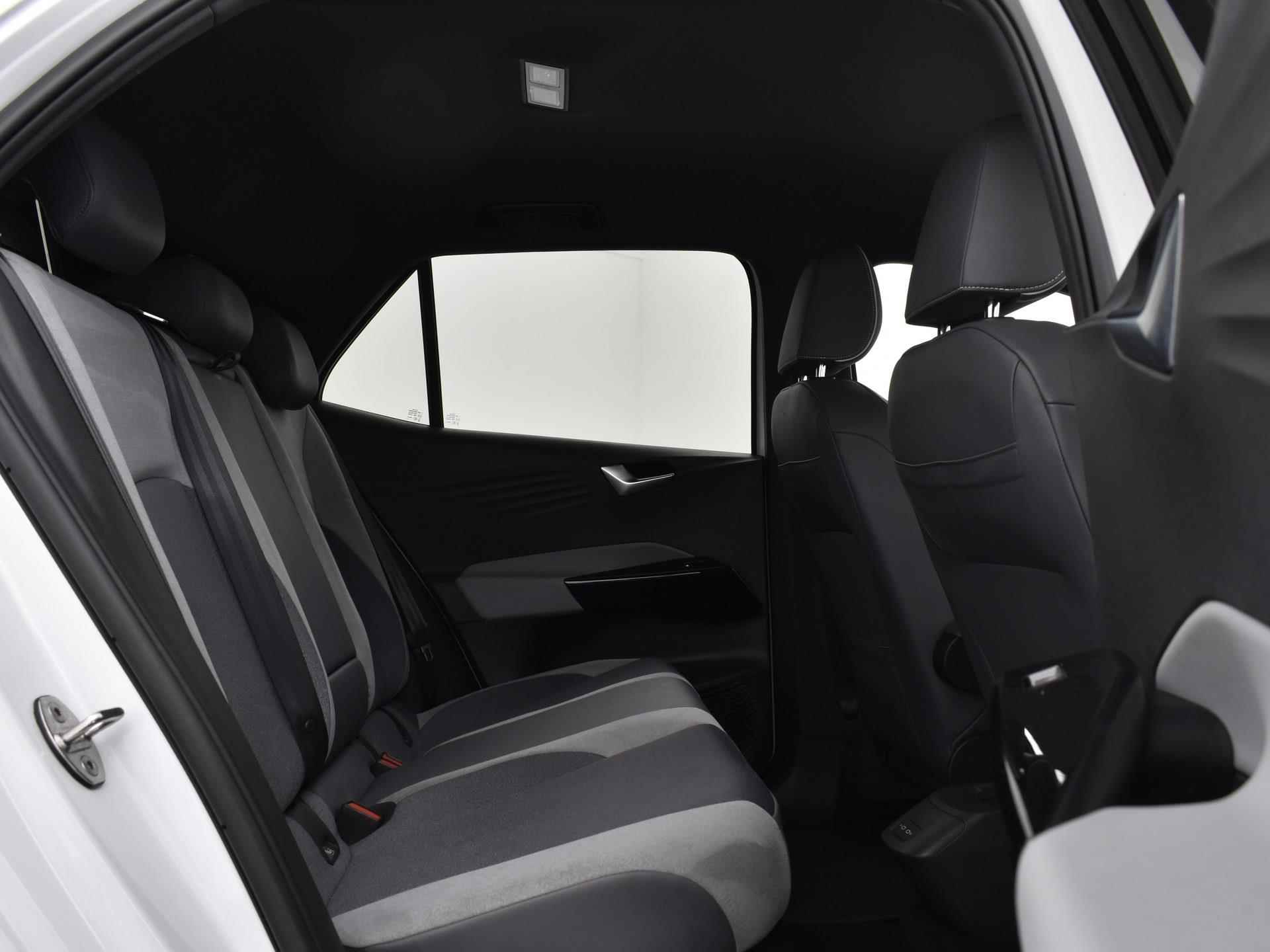 Volkswagen ID.3 First Plus 204pk 58 kWh | Camera | IQ Light | 19"Velgen | ACC | Keyless | Apple Car Play | Stoelverwarming | Navigatie | 12 Maanden BOVAG-Garantie - 15/36