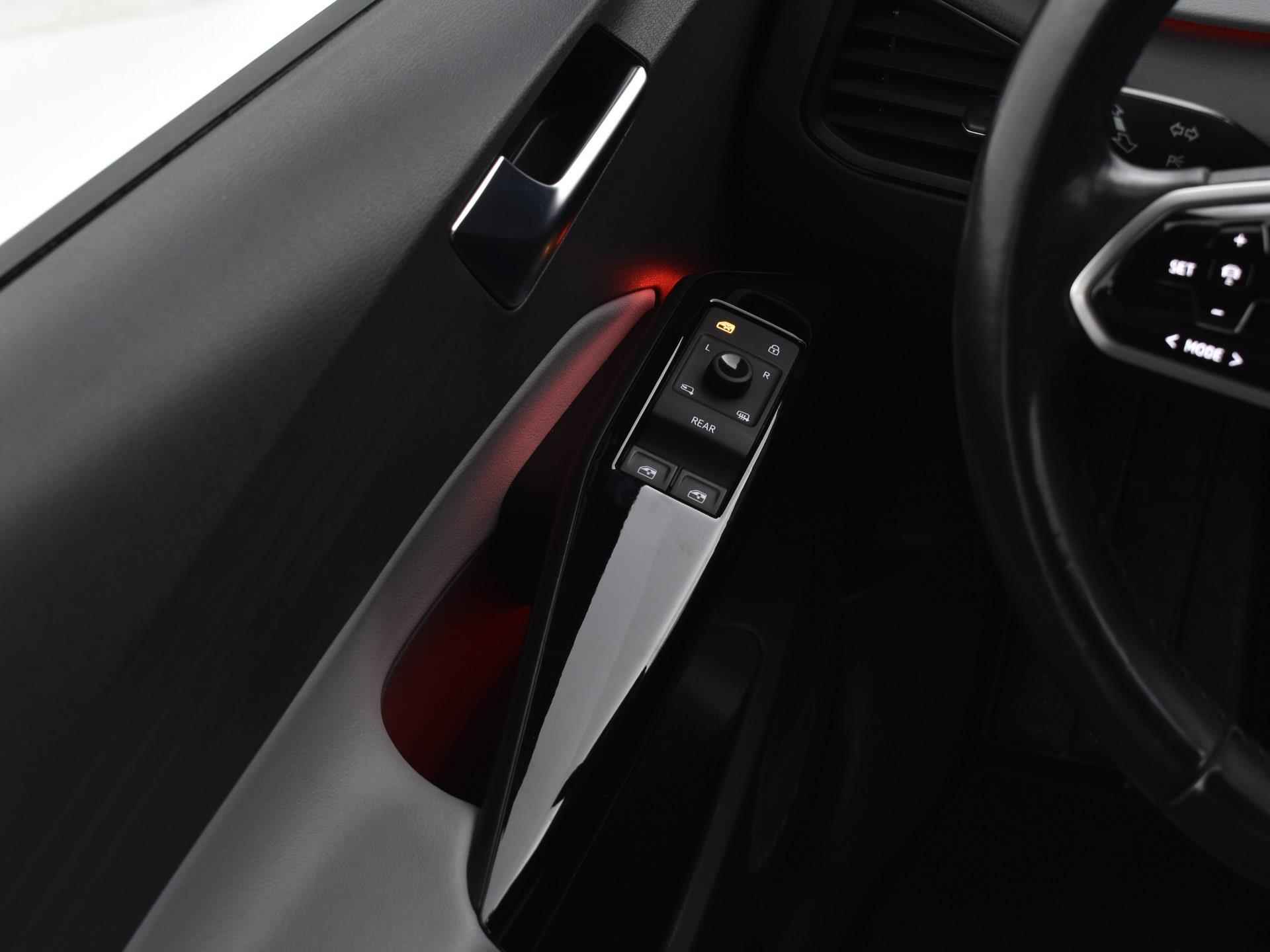 Volkswagen ID.3 First Plus 204pk 58 kWh | Camera | IQ Light | 19"Velgen | ACC | Keyless | Apple Car Play | Stoelverwarming | Navigatie | 12 Maanden BOVAG-Garantie - 32/36