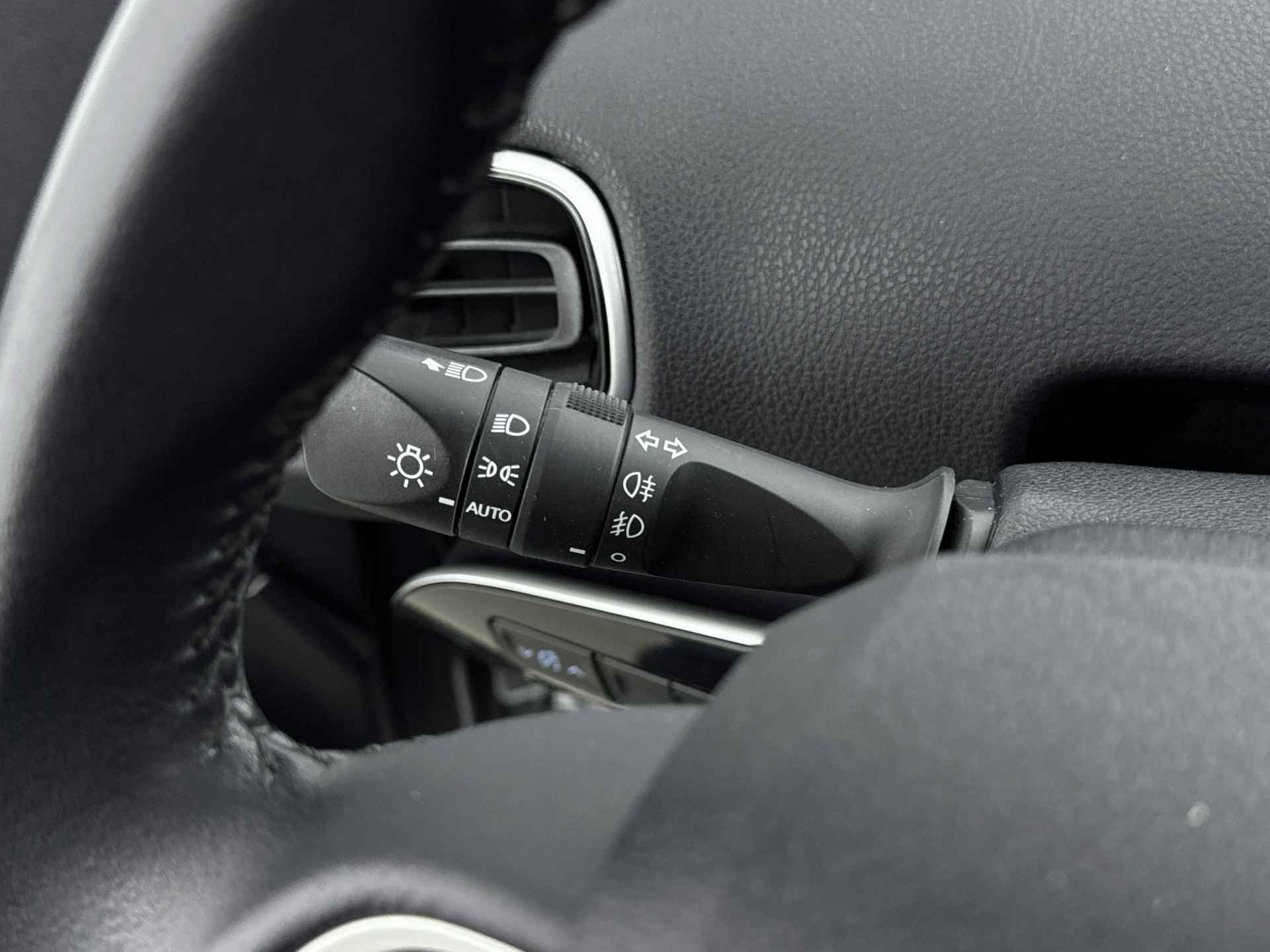 Toyota Prius 1.8 Dynamic Limited Stoelverwarming | Cruise Control Adaptief | Climate Control | Head up Display | * - 22/39