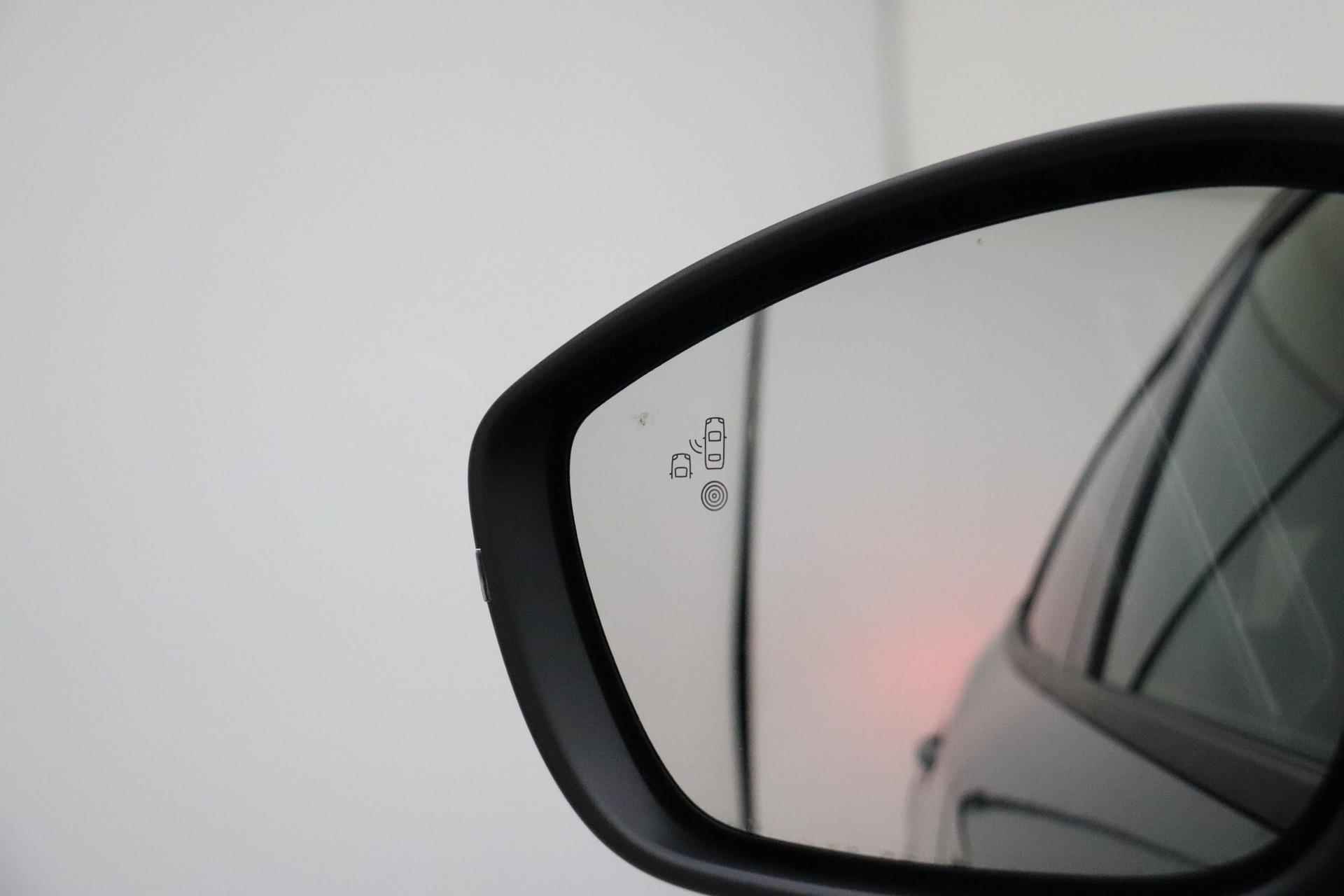 Peugeot e-2008 EV GT 54 kWh | lichtmetalen Velgen | Voor/achter Camera | Dodehoekdetectie | LED | Stoelverwarming | Cruise Control | Navigatie | - 31/36