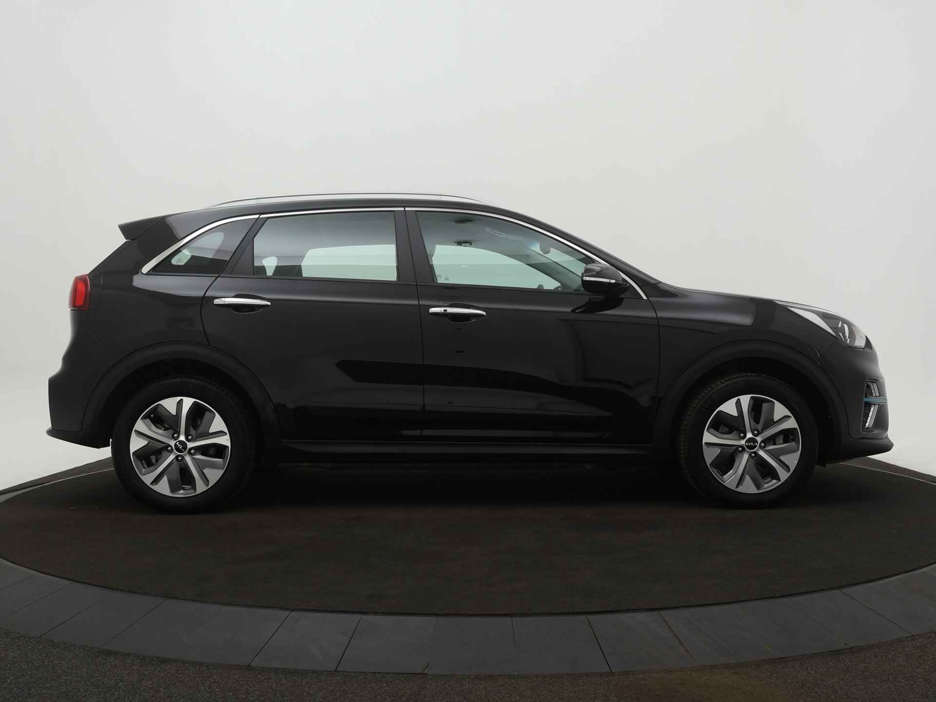 Kia e-Niro DynamicLine 64 kWh * €2000 Subsidie beschikbaar* - Apple CarPlay/Android Auto - Achteruitrijcamera - Adaptieve Cruise Control - Navigatie - Climate Control - Fabrieksgarantie tot 04-2029 - 10/49