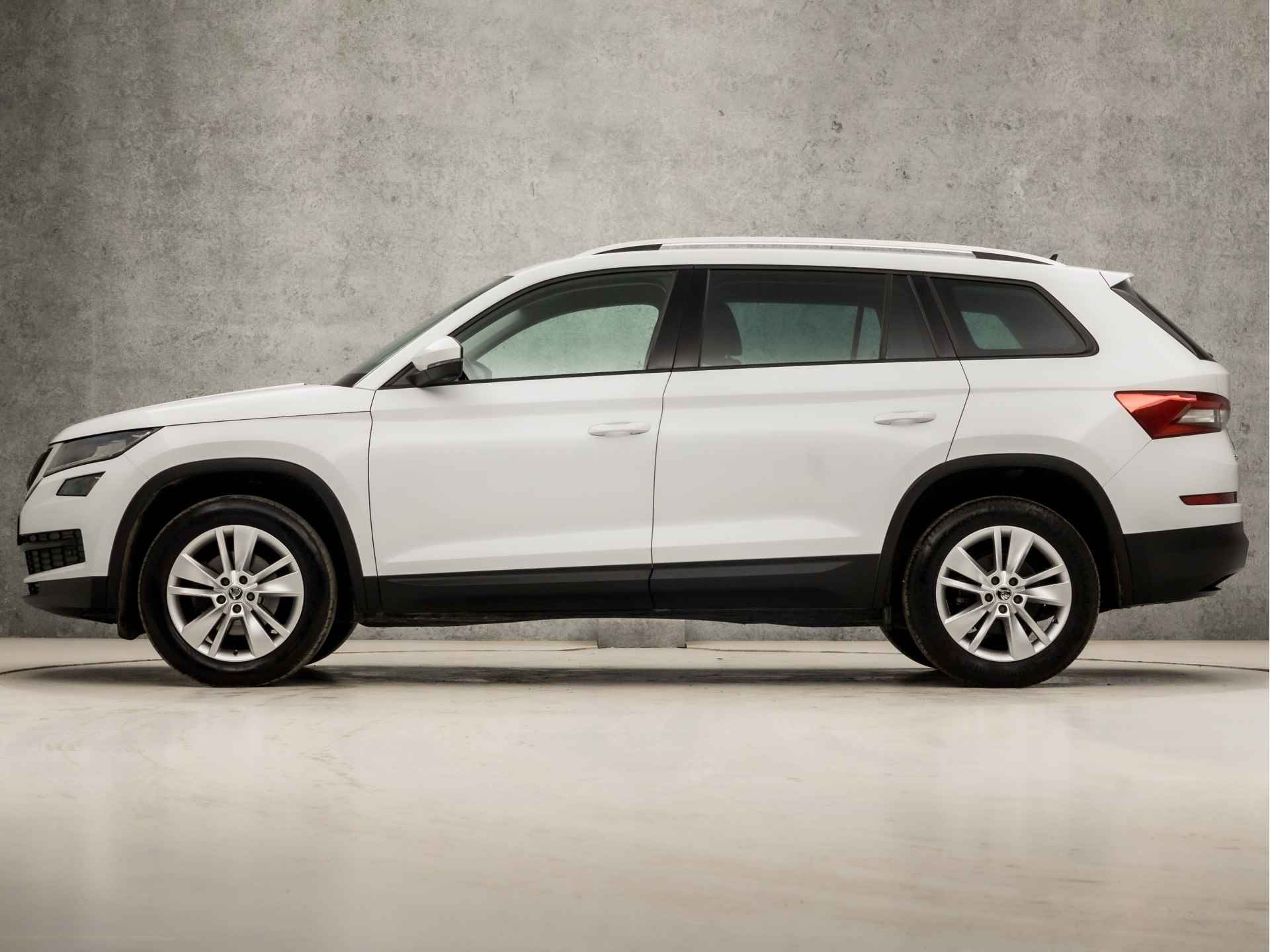 Škoda Kodiaq 1.4 TSI Ambition Sport (APPLE CARPLAY, GROOT NAVI, CLIMATE, CRUISE, LED KOPLAMPEN, GETINT GLAS, SPORTSTOELEN, KEYLESS START, PARKEERSENSOREN, DAB+, NIEUWSTAAT) - 2/39