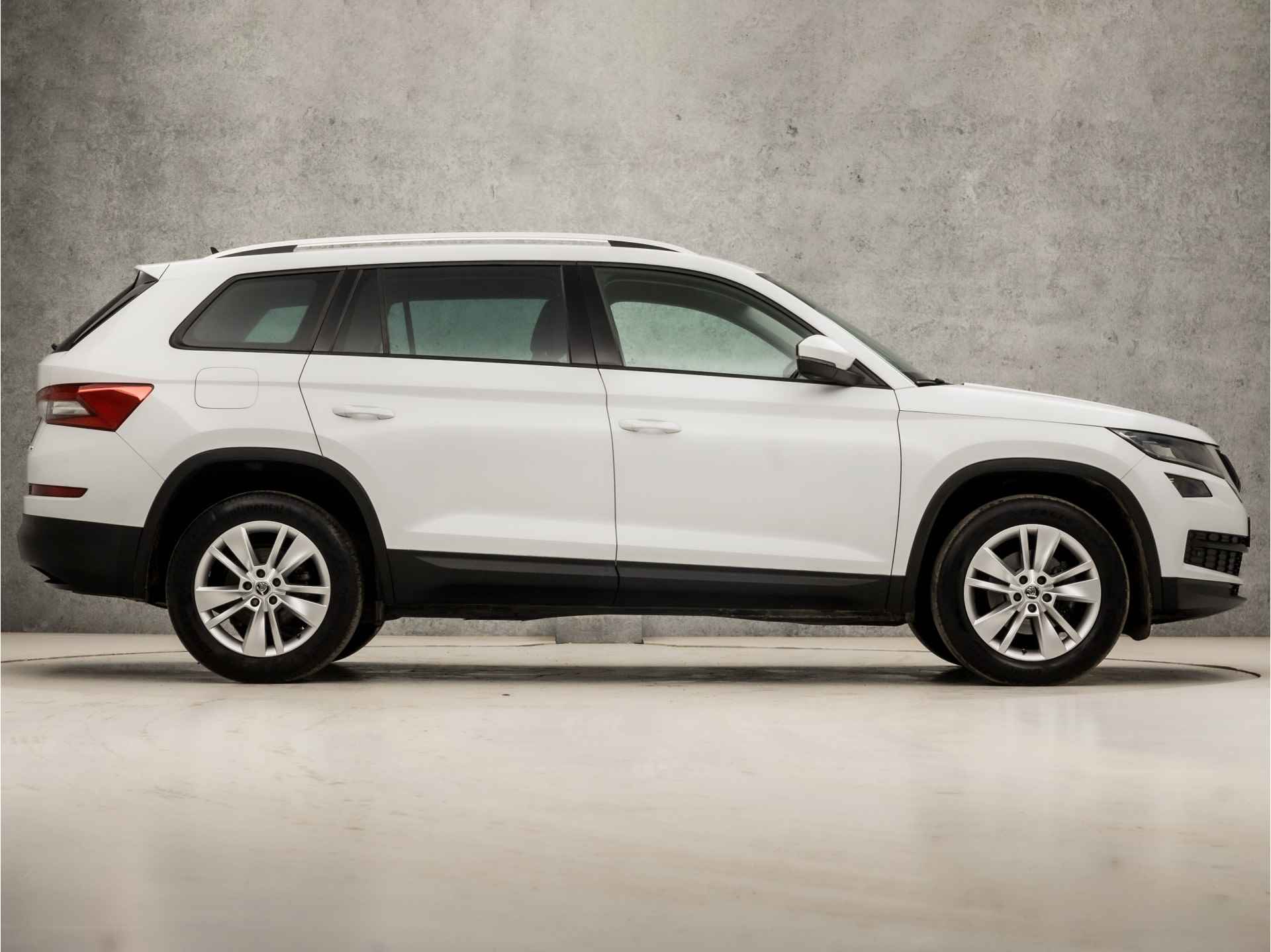 Škoda Kodiaq 1.4 TSI Ambition Sport (APPLE CARPLAY, GROOT NAVI, CLIMATE, CRUISE, LED KOPLAMPEN, GETINT GLAS, SPORTSTOELEN, KEYLESS START, PARKEERSENSOREN, DAB+, NIEUWSTAAT) - 4/39