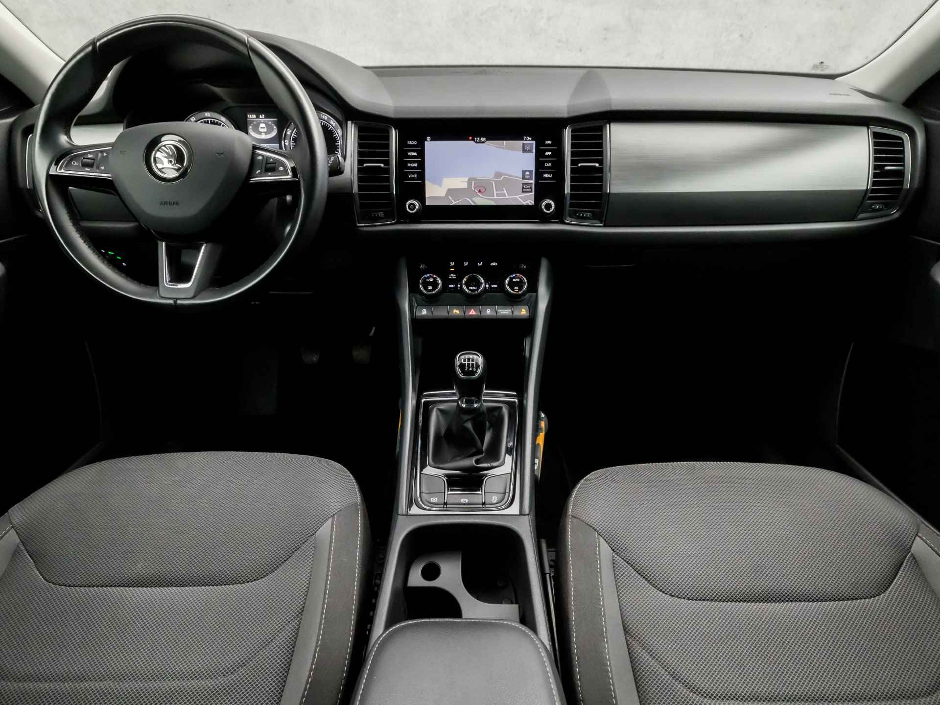 Škoda Kodiaq 1.4 TSI Ambition Sport (APPLE CARPLAY, GROOT NAVI, CLIMATE, CRUISE, LED KOPLAMPEN, GETINT GLAS, SPORTSTOELEN, KEYLESS START, PARKEERSENSOREN, DAB+, NIEUWSTAAT) - 6/39