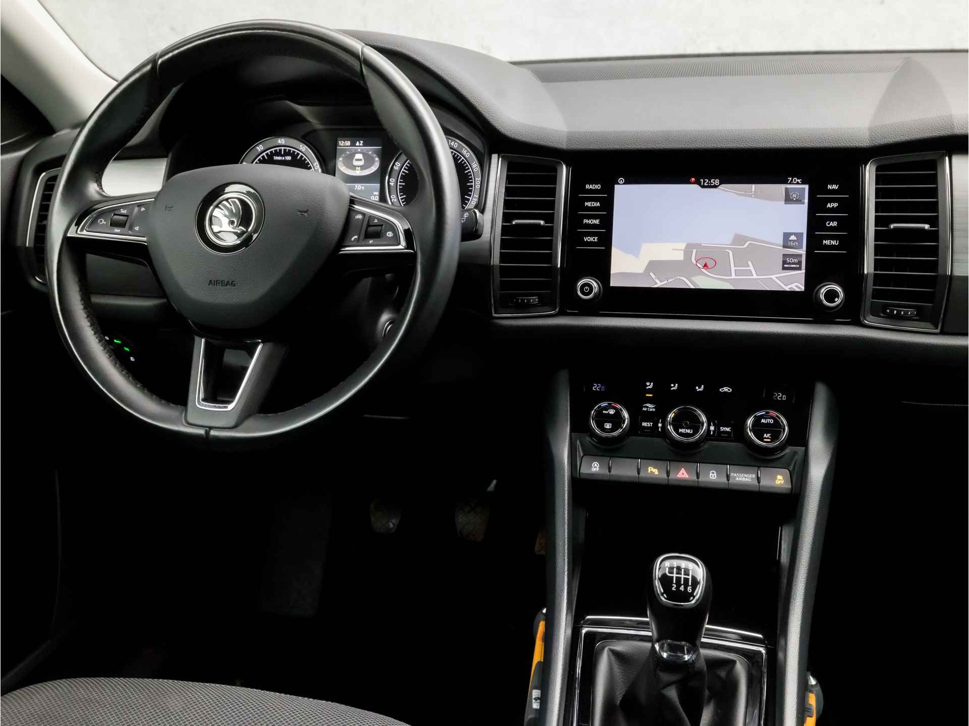 Škoda Kodiaq 1.4 TSI Ambition Sport (APPLE CARPLAY, GROOT NAVI, CLIMATE, CRUISE, LED KOPLAMPEN, GETINT GLAS, SPORTSTOELEN, KEYLESS START, PARKEERSENSOREN, DAB+, NIEUWSTAAT) - 7/39