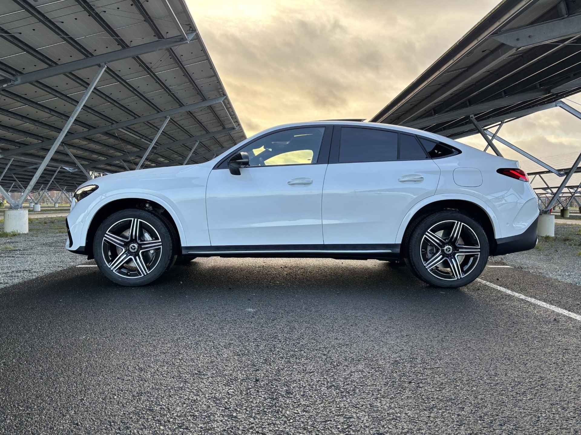 Mercedes-Benz GLC 300e 4MATIC Sport Edition | Head-Up Display | Panoramadak | Energizing Pakket | Burmester | Stoel Verwarming/Verkoeling | Rijassistentie Pakket Plus | 360 Camera | Digital light | - 9/48