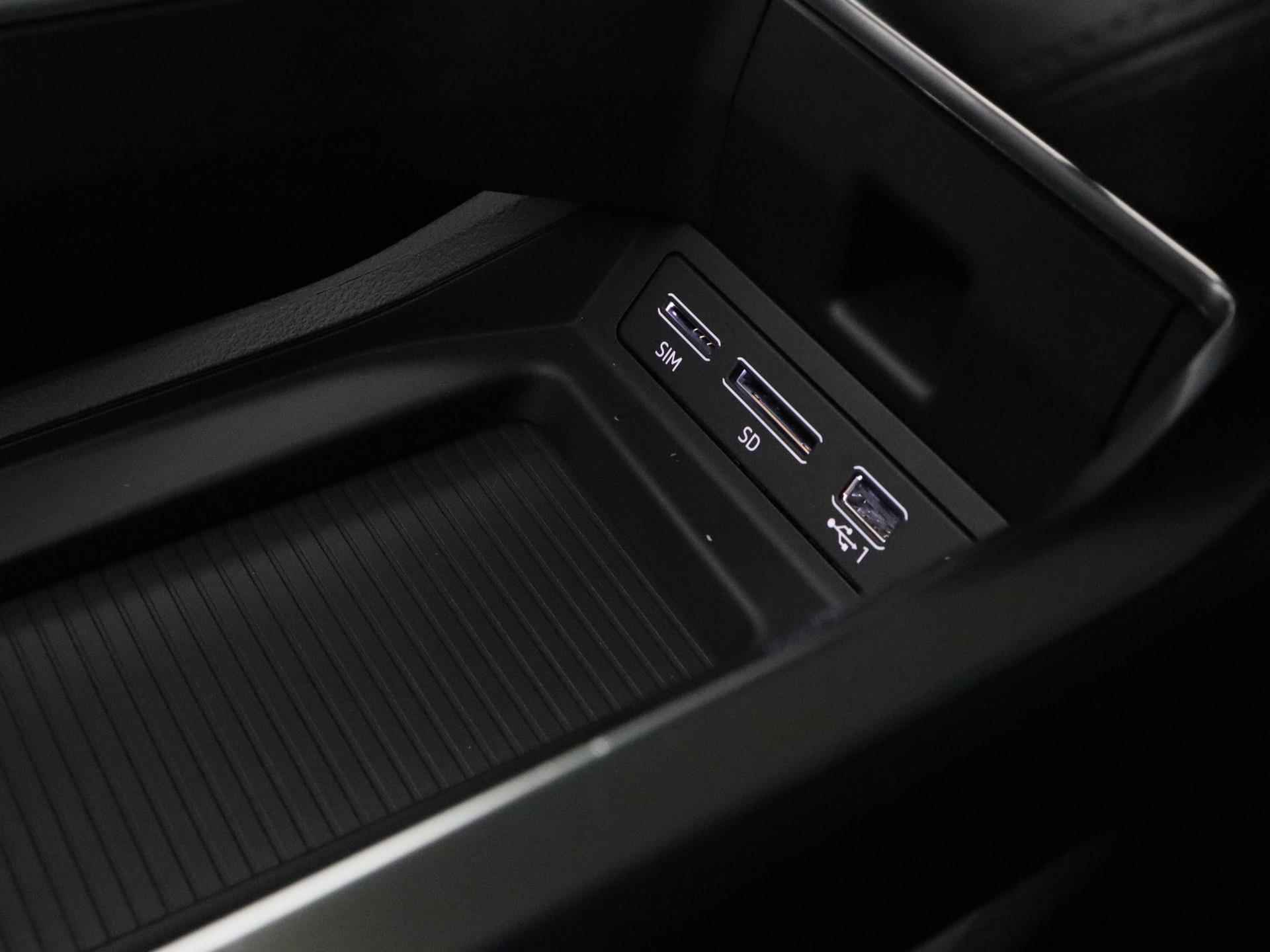 Audi e-tron e-tron 50 quattro Launch edition plus 71 kWh | Panoramadak | Navigatie | Luchtvering | Stoelverwarming | ACC | Carplay | LED - 35/44