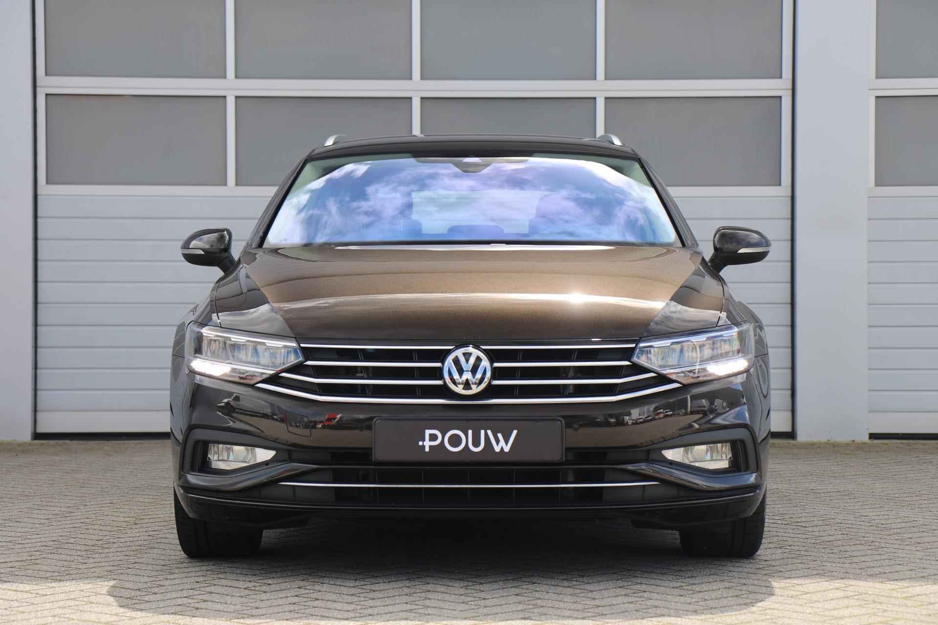 Volkswagen Passat Variant 2.0 TDI 150pk DSG Comfort Business | Trekhaak | Achteruitrijcamera | Leer | Navigatie - 8/59