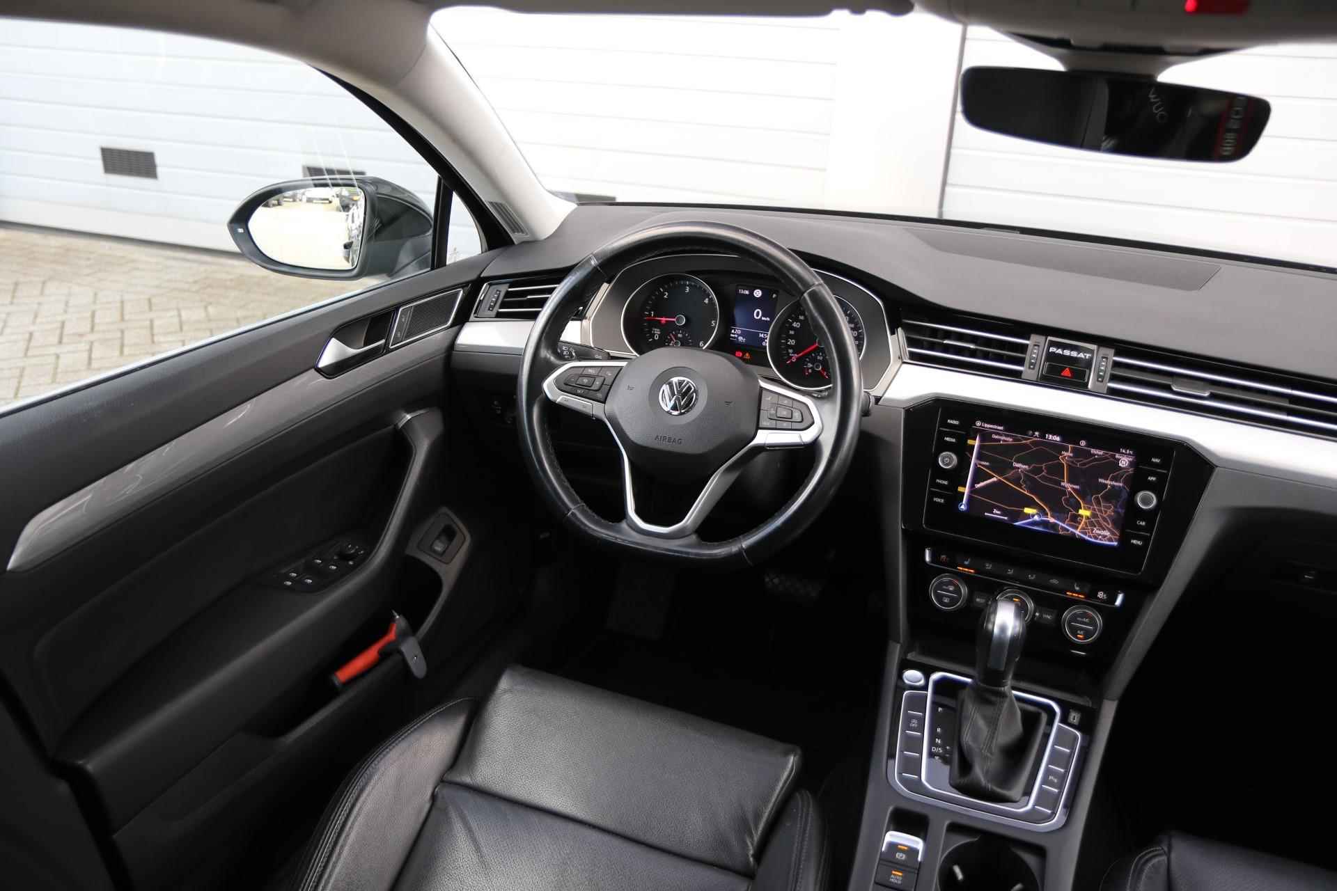 Volkswagen Passat Variant 2.0 TDI 150pk DSG Comfort Business | Trekhaak | Achteruitrijcamera | Leer | Navigatie - 41/59