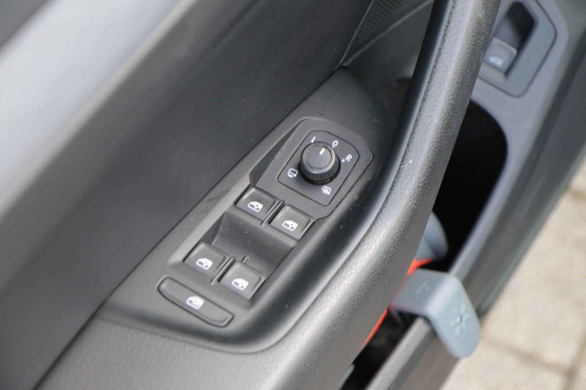 Volkswagen Passat Variant 2.0 TDI 150pk DSG Comfort Business | Trekhaak | Achteruitrijcamera | Leer | Navigatie - 42/59