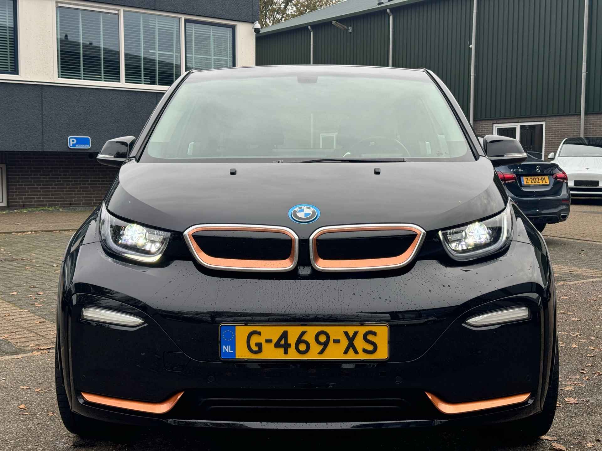 BMW I3 S 120Ah 42 kWh RoadStyle Edition PANORAMADAK | HARMAN KARDON| LEER| STOELVERWARMING| APPLE CARPLAY/ ANDROID AUTO| - 3/46