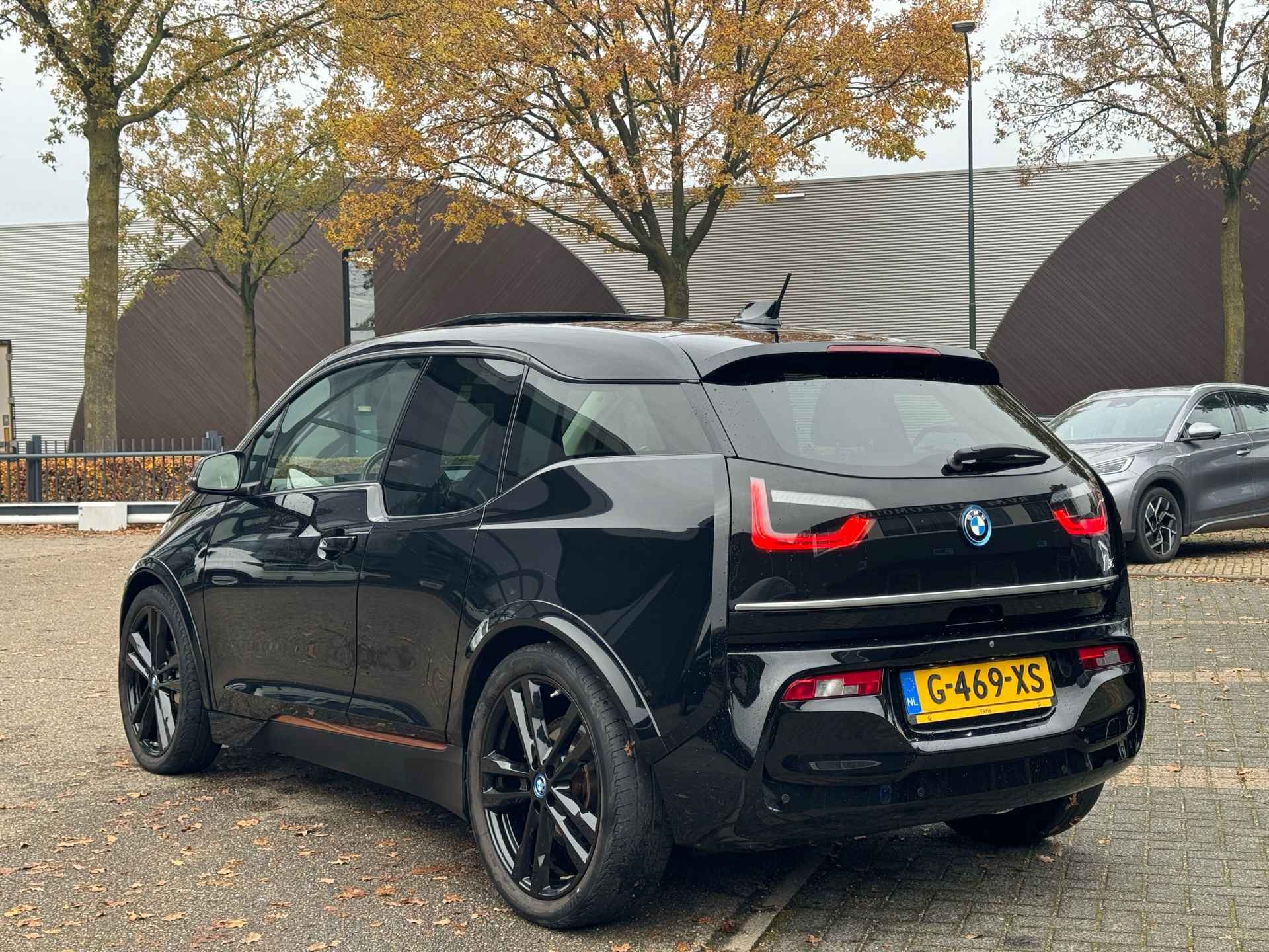 BMW I3 S 120Ah 42 kWh RoadStyle Edition PANORAMADAK | HARMAN KARDON| LEER| STOELVERWARMING| APPLE CARPLAY/ ANDROID AUTO| - 7/46