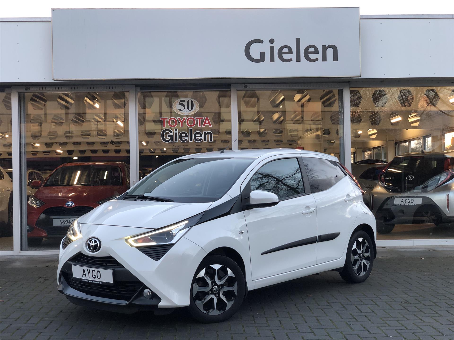 Toyota Aygo 1.0 VVT-i X-Joy | Eerste eigenaar, Lichtmetalen velgen, CarPlay, Privacy glass, Climate control, Parkeercamera, Weinig KM!