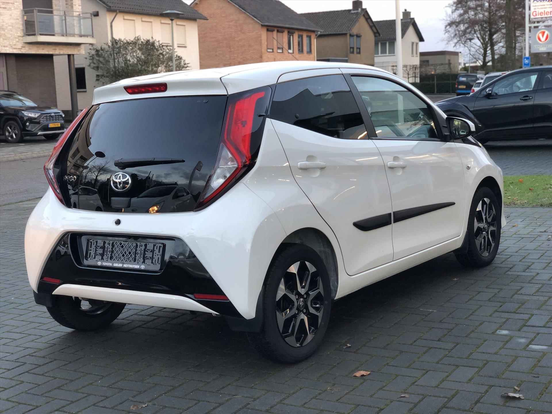 Toyota Aygo 1.0 VVT-i X-Joy | Eerste eigenaar, Lichtmetalen velgen, CarPlay, Privacy glass, Climate control, Parkeercamera, Weinig KM! - 5/35