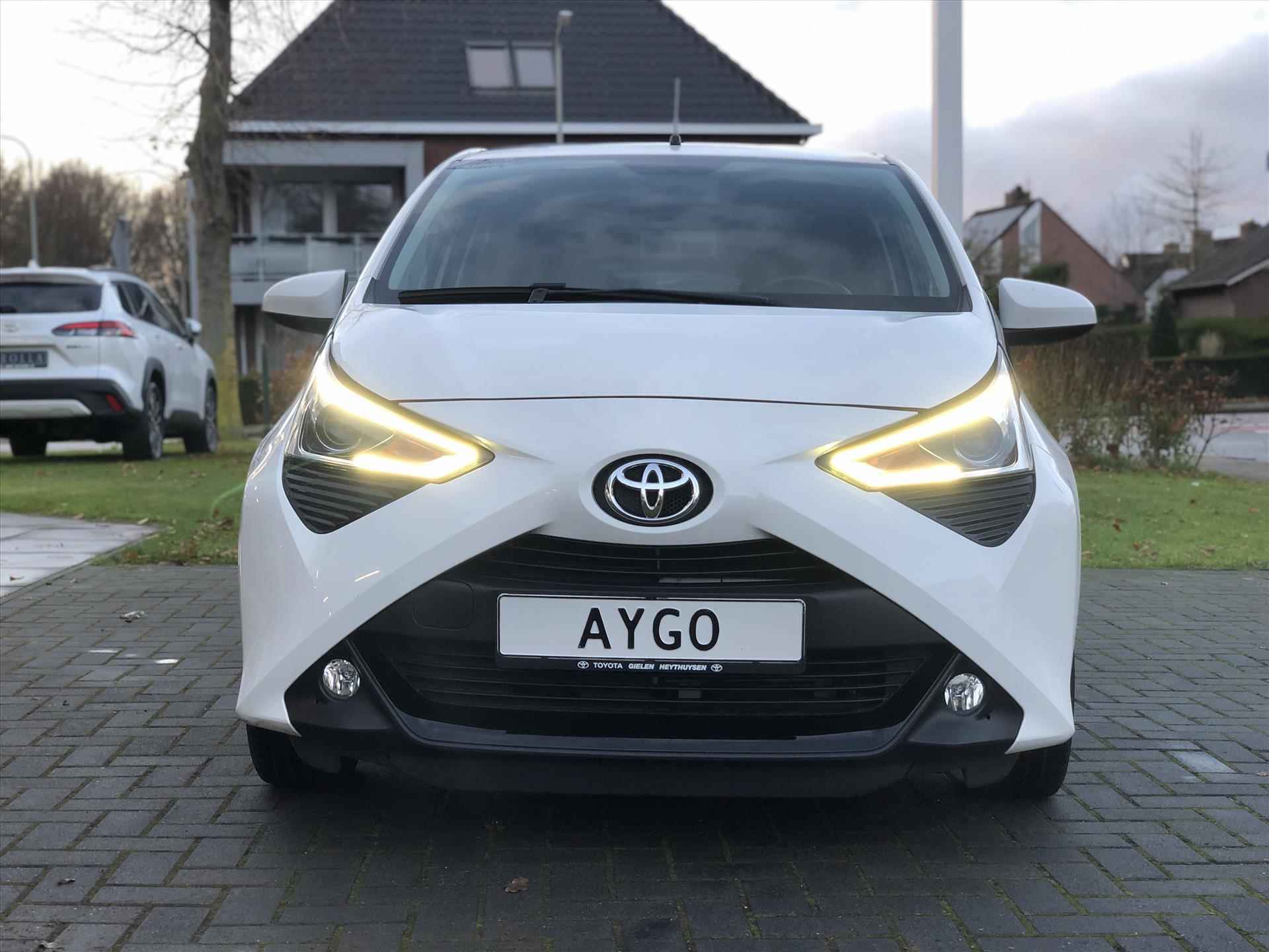 Toyota Aygo 1.0 VVT-i X-Joy | Eerste eigenaar, Lichtmetalen velgen, CarPlay, Privacy glass, Climate control, Parkeercamera, Weinig KM! - 6/35