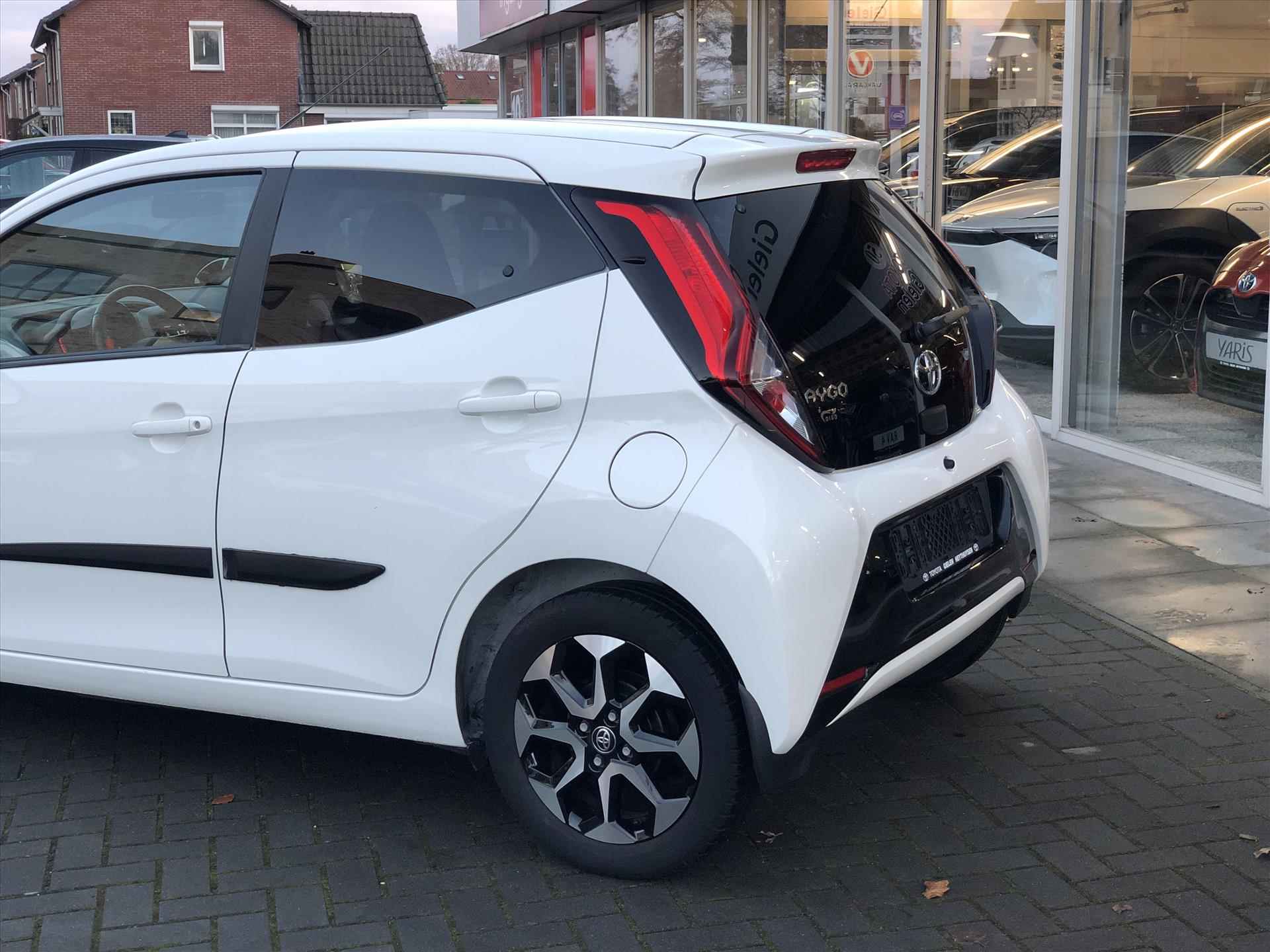 Toyota Aygo 1.0 VVT-i X-Joy | Eerste eigenaar, Lichtmetalen velgen, CarPlay, Privacy glass, Climate control, Parkeercamera, Weinig KM! - 8/35