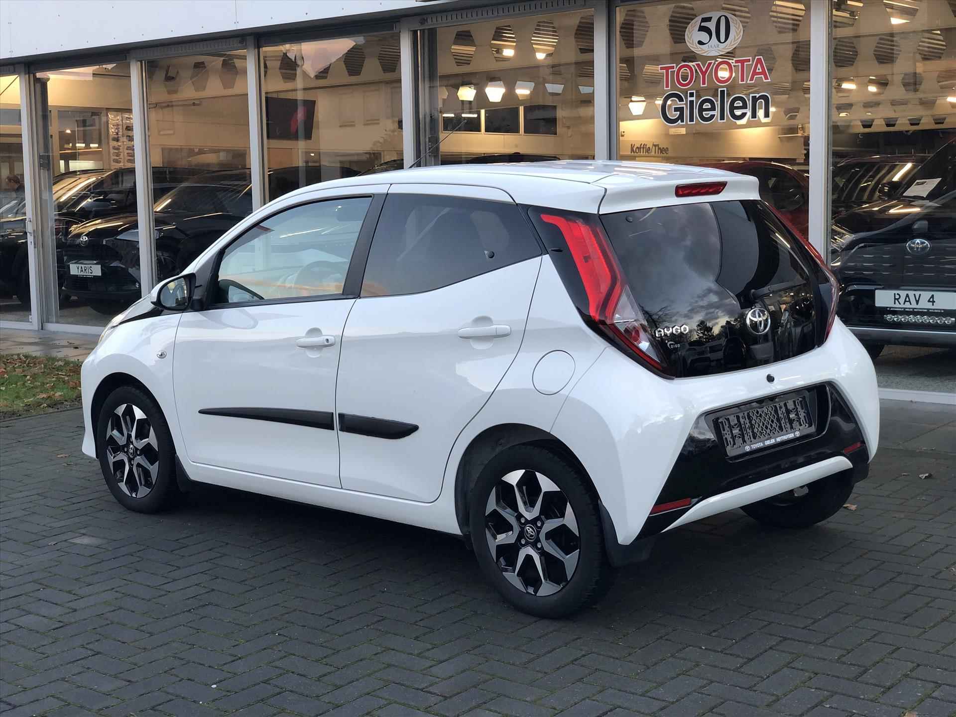 Toyota Aygo 1.0 VVT-i X-Joy | Eerste eigenaar, Lichtmetalen velgen, CarPlay, Privacy glass, Climate control, Parkeercamera, Weinig KM! - 10/35