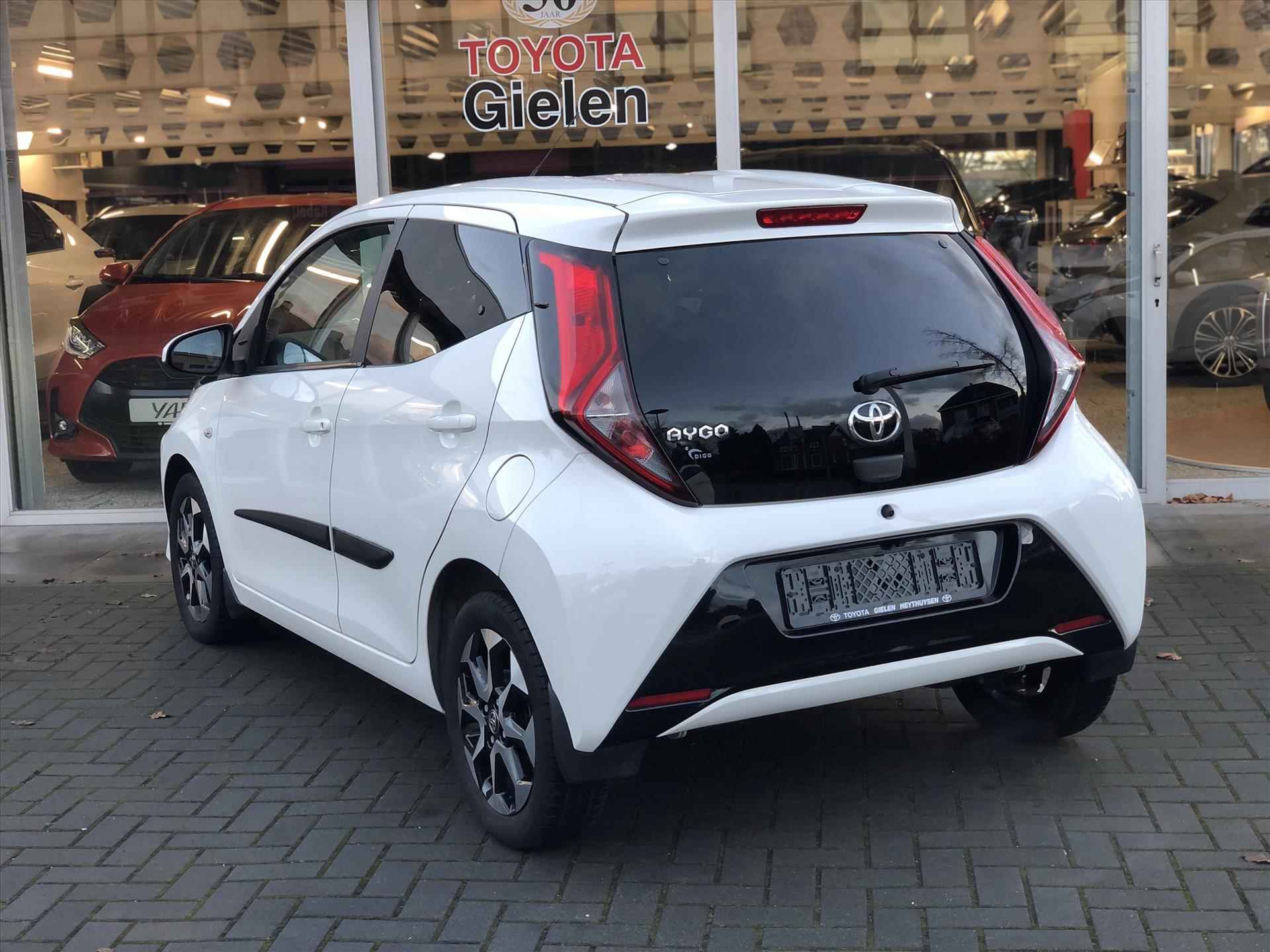 Toyota Aygo 1.0 VVT-i X-Joy | Eerste eigenaar, Lichtmetalen velgen, CarPlay, Privacy glass, Climate control, Parkeercamera, Weinig KM! - 11/35